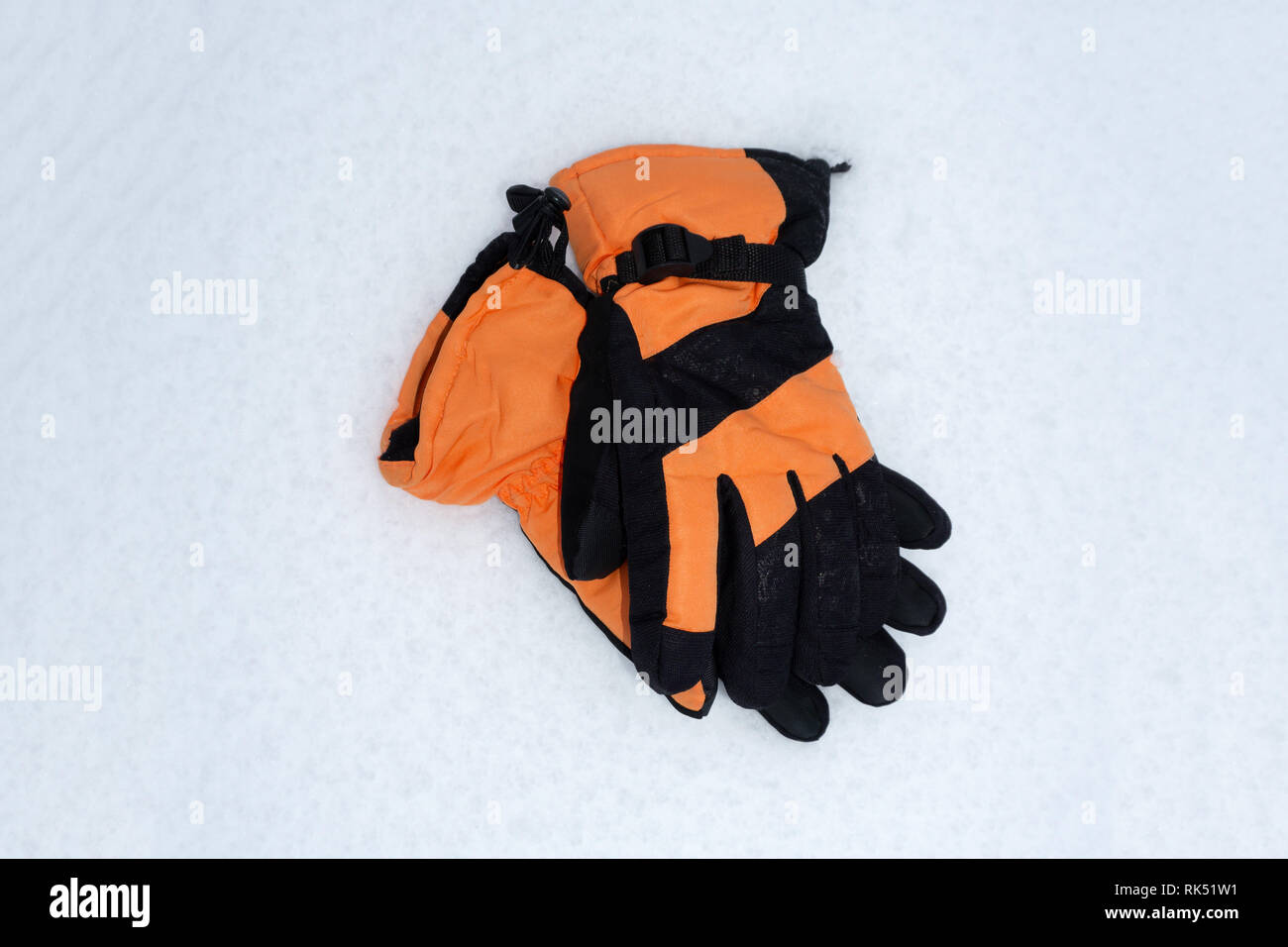 Caps Handschuhe, Handschuhe und Socken sind in einem Kreis Blick von oben warme Kleidung in Form von Hüte gestapelt Handschuhe Handschuhe und Socken für Herbst und Winter Stockfoto