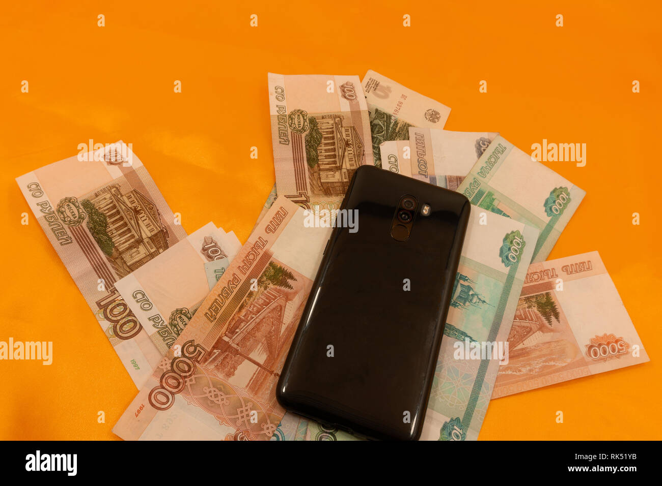 Handy auf die russische Währung Hintergrund Bank. Stockfoto