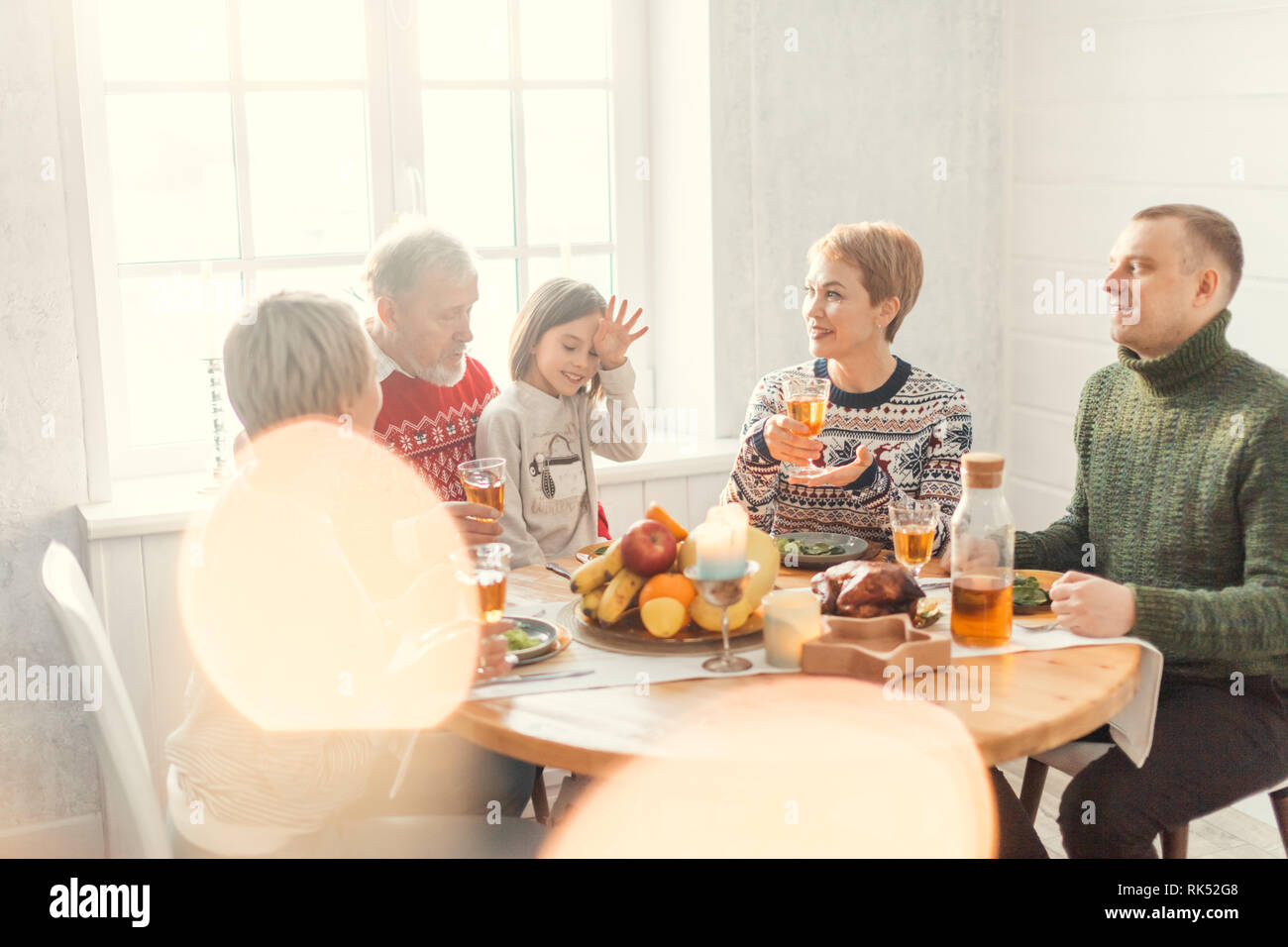 Super nette Leute Spaß drinnen, freundlich erweiterte Familie Zeit miteinander zu verbringen Stockfoto