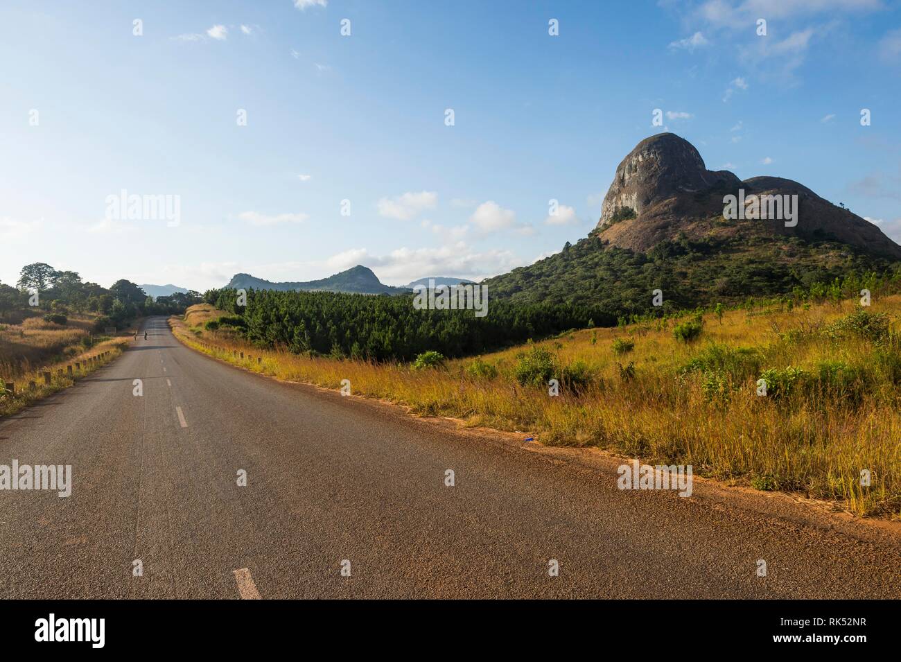 Granit Felsen in der Nähe der Hauptstraße, Western Malawi Malawi, Afrika Stockfoto