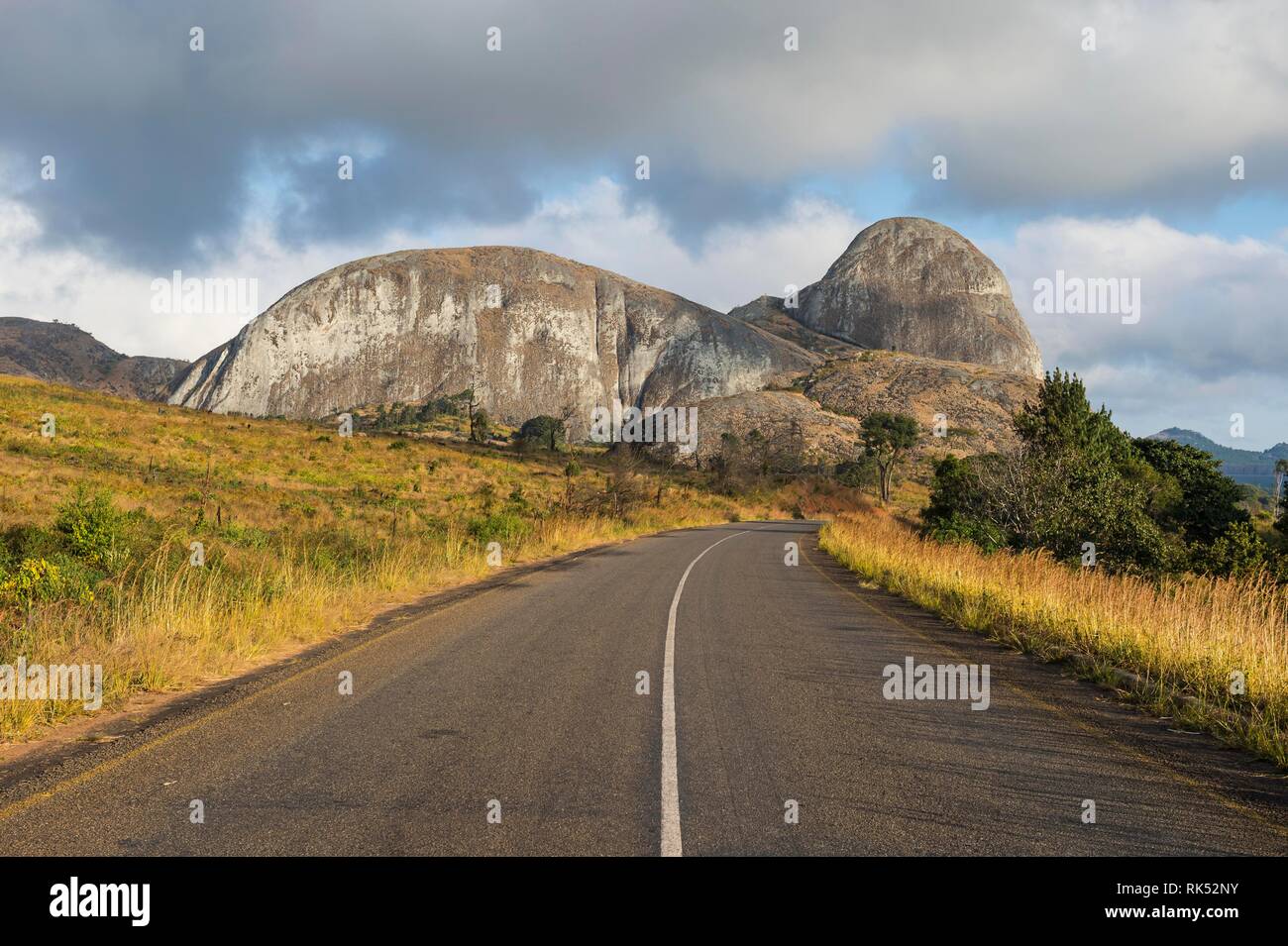 Granit Felsen in der Nähe der Hauptstraße, Western Malawi Malawi, Afrika Stockfoto