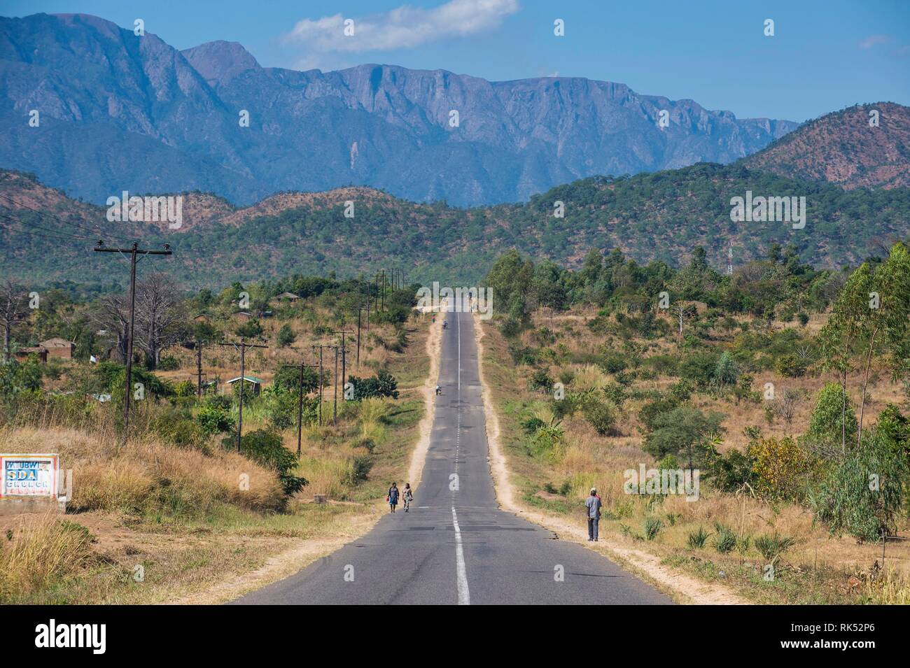 Lange gerade Straße in Malawi Stockfoto