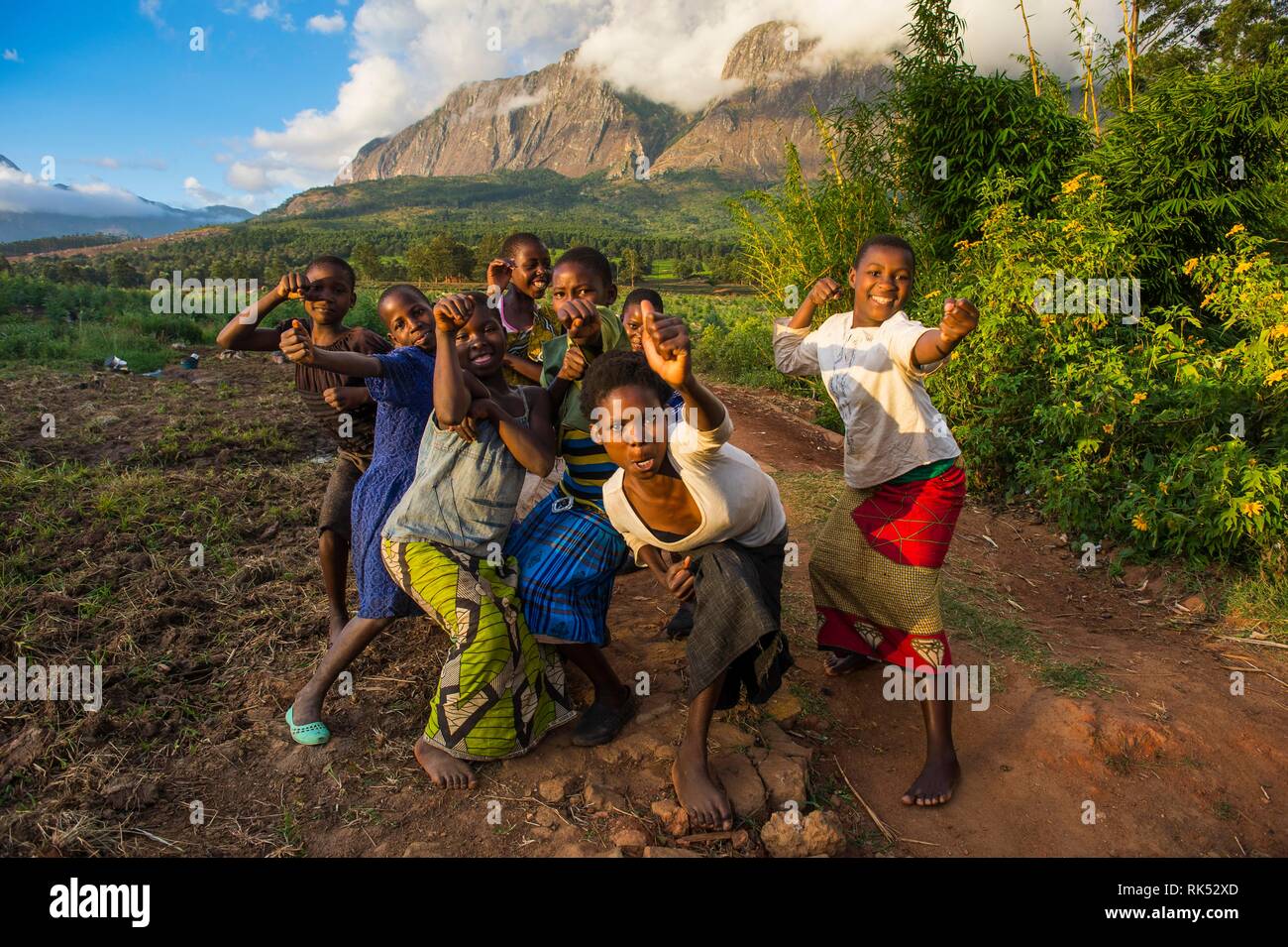 Kinder posieren vor dem Mount Mulanje, Malawi, Afrika Stockfoto