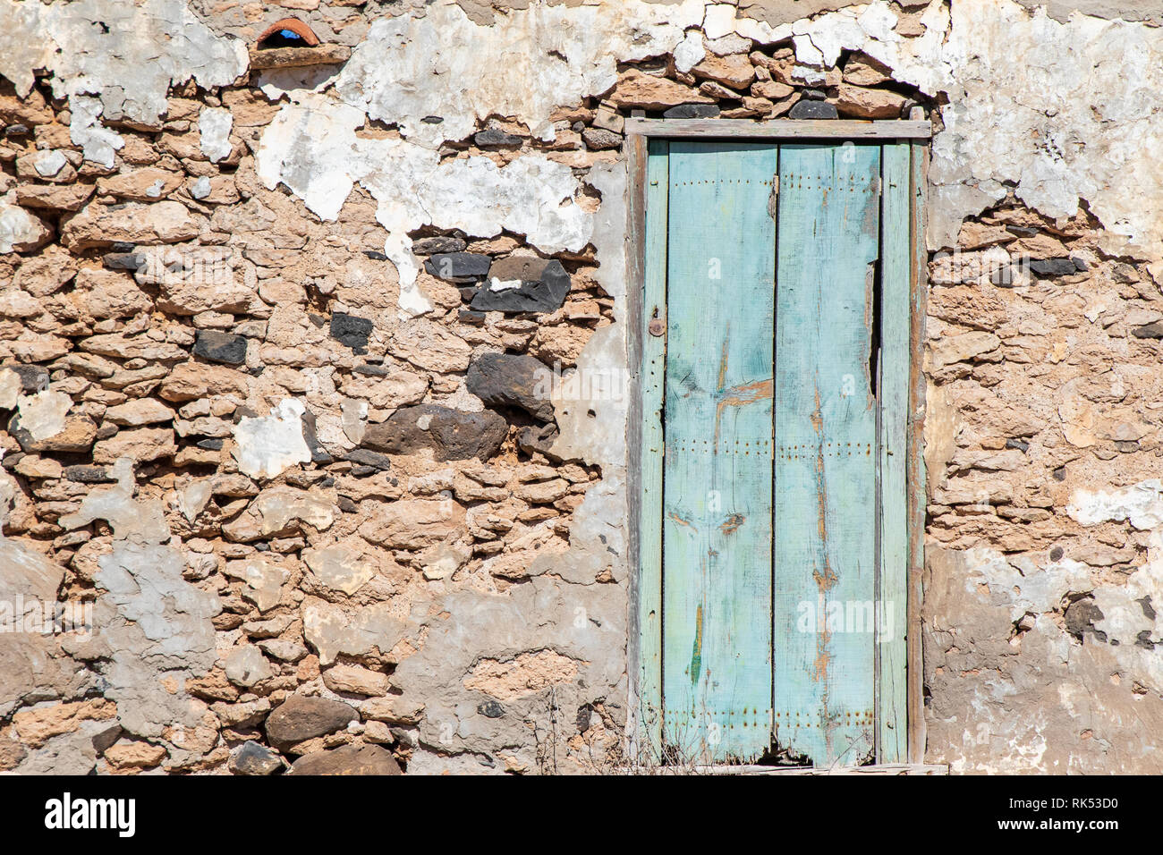 Alte Mauer aus Stein und Holz- Tür in Fuerteventura, Spanien Stockfoto