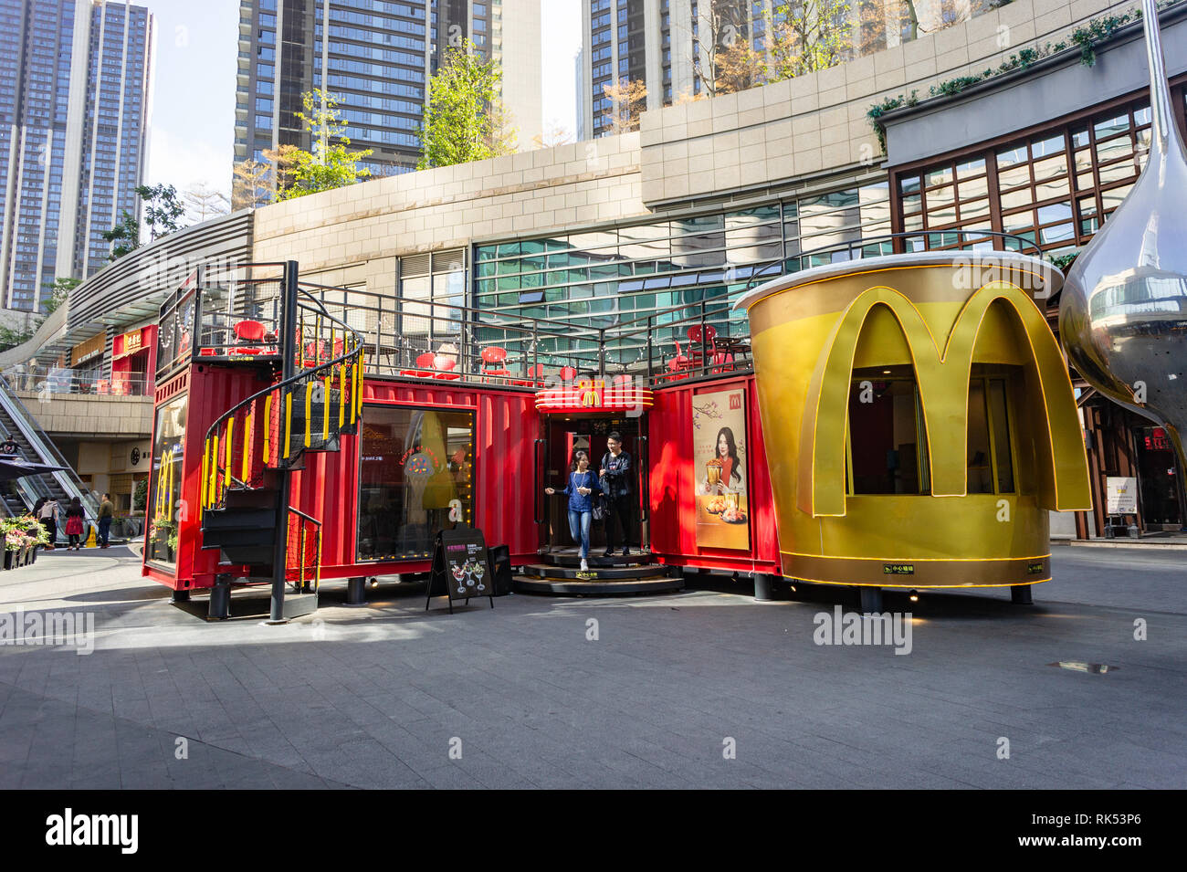 Zufriedene Kunden verlassen McDonald's Pop up Restaurant aus einen Transportbehälter in Shenzhen, China Stockfoto