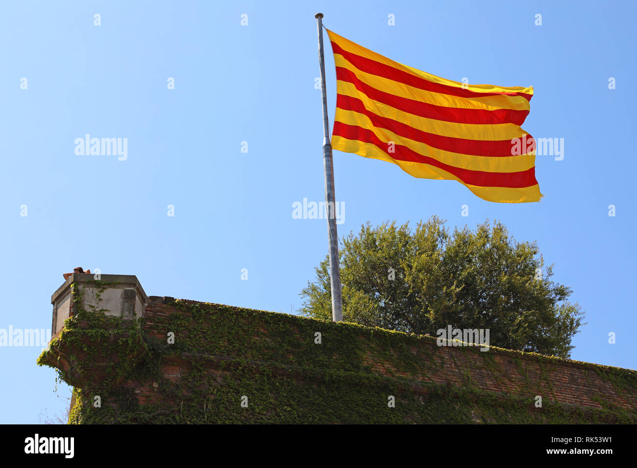 Flagge von Katalonien auf Schloss Montjuic, Barcelona, Spanien Stockfoto