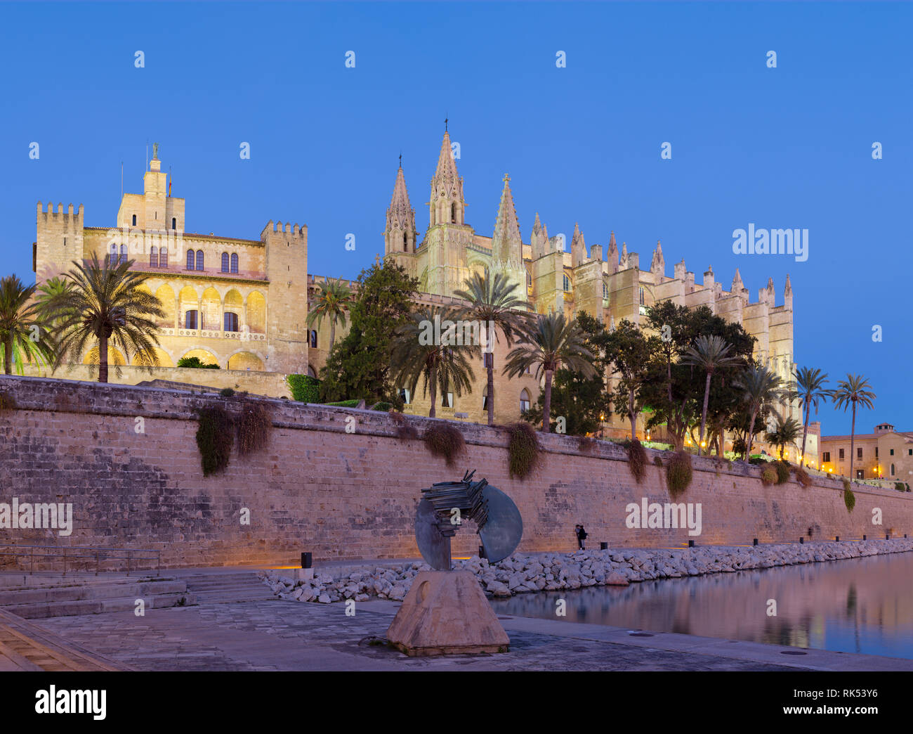 Palma de Mallorca - Kathedrale La Seu in der Abenddämmerung. Stockfoto