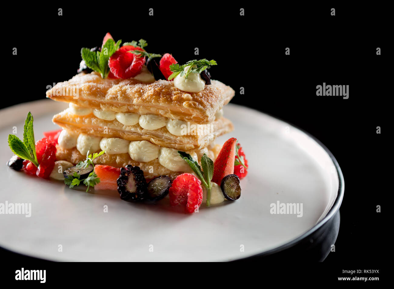 Mille feuilles mit beeren -Fotos und -Bildmaterial in hoher Auflösung ...