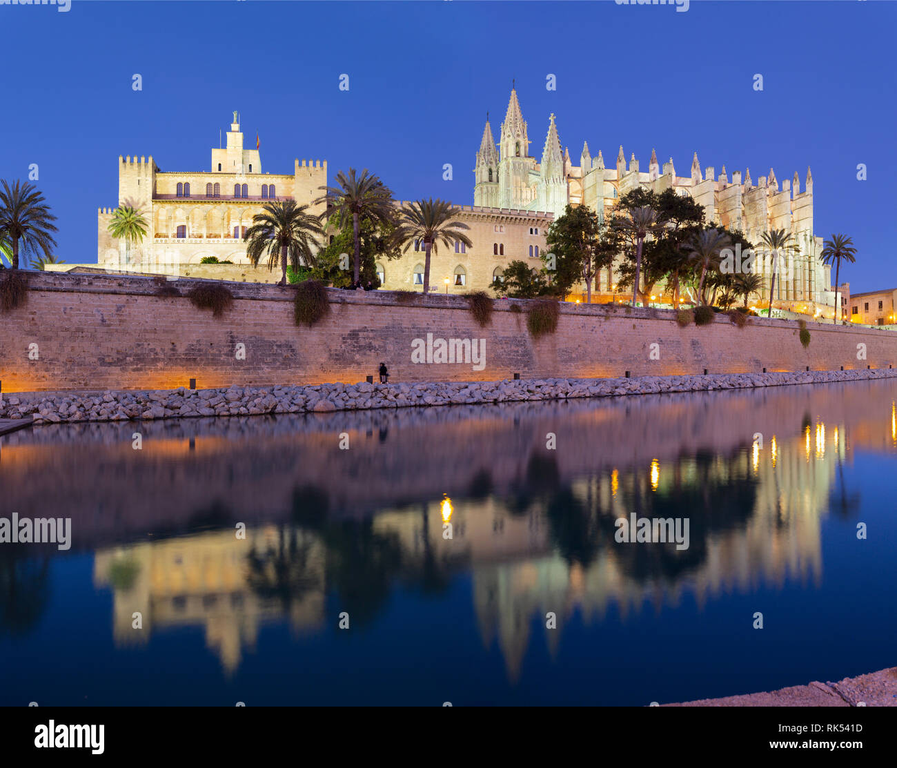 Palma de Mallorca - Kathedrale La Seu in der Abenddämmerung. Stockfoto