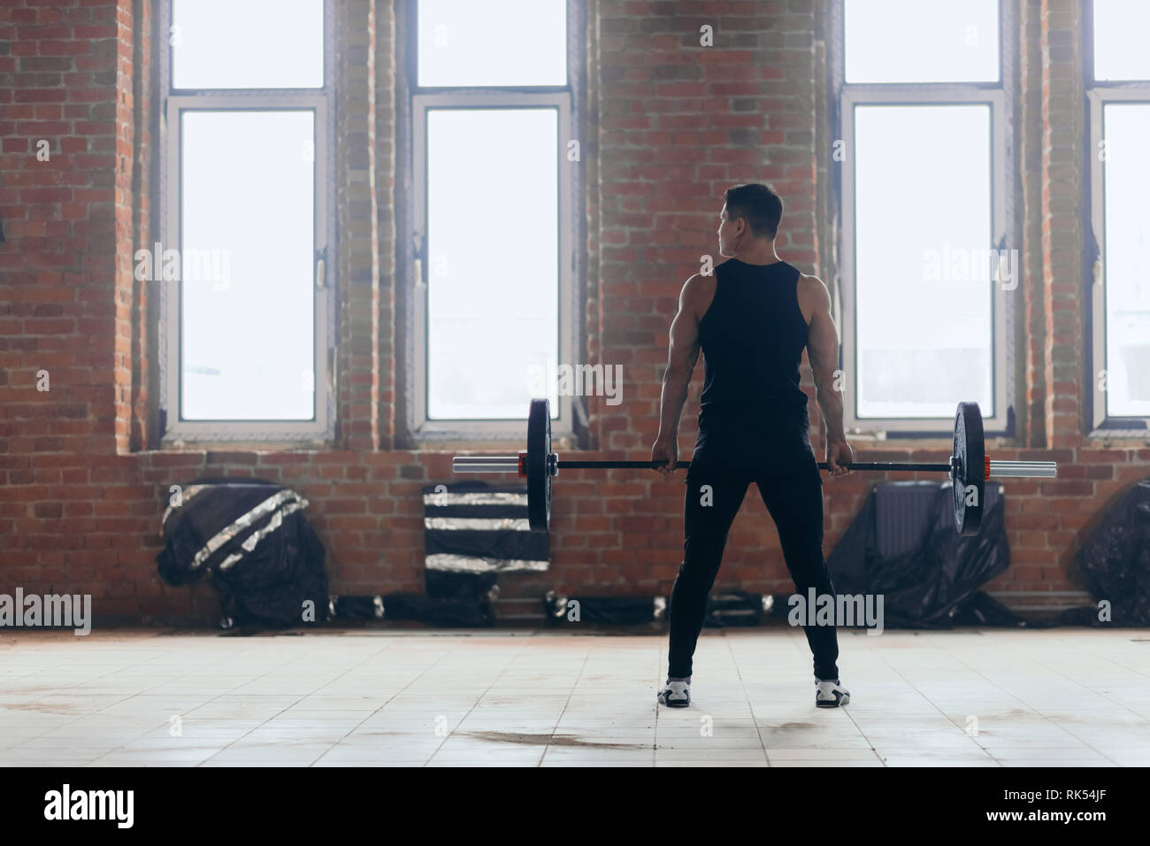 Athlet hält fit im Fitnessraum. Kopieren. in voller Länge Foto. Stockfoto