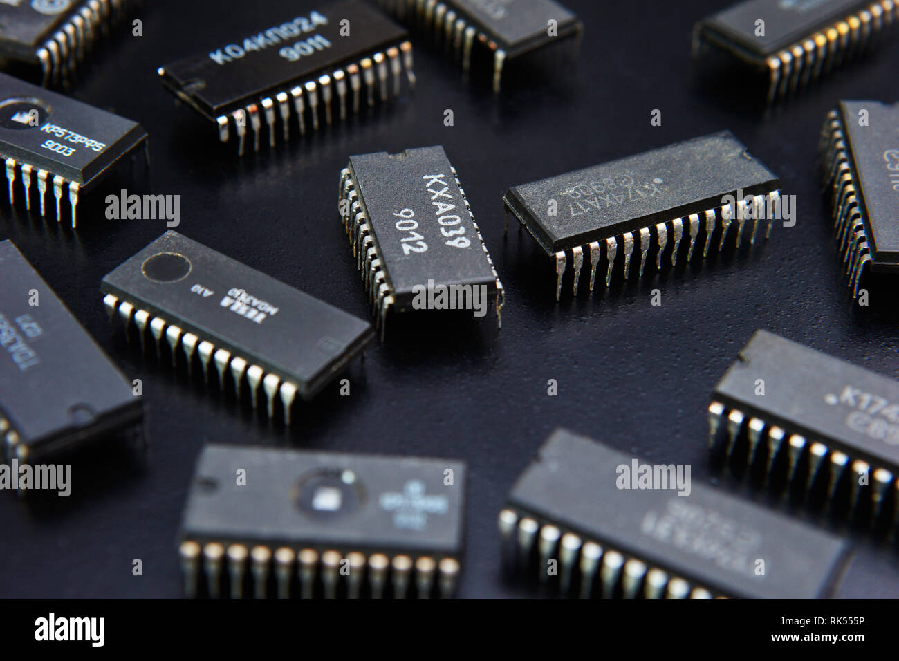 Elektronische Chip auf schwarzen Hintergrund, Stapel Stockfoto