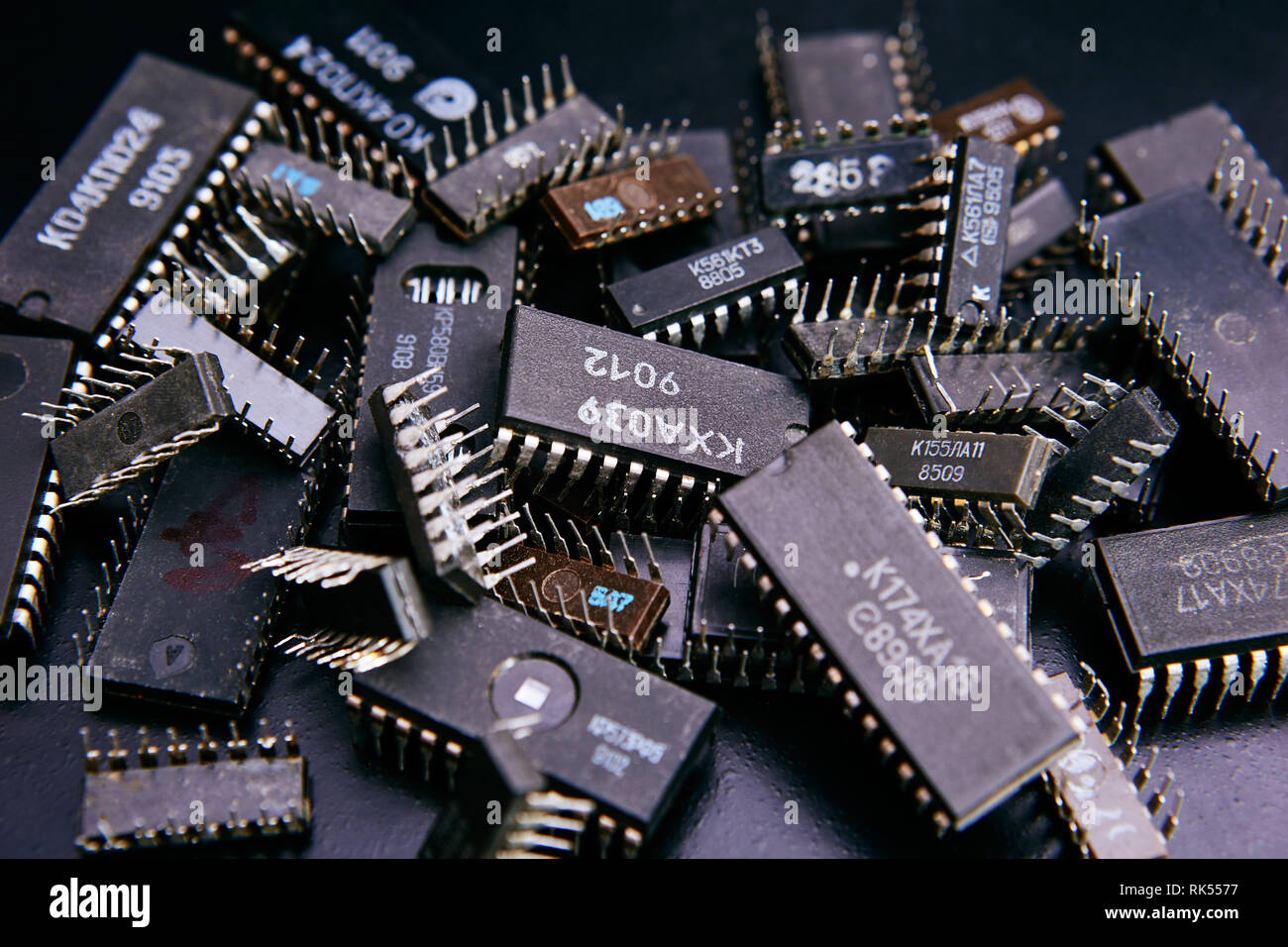 Elektronische Chip auf schwarzen Hintergrund, Stapel Stockfoto