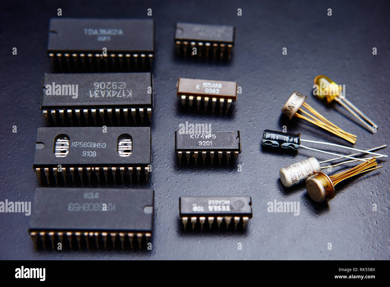 Elektronische chip und radio Komponenten auf schwarzem Hintergrund Stockfoto