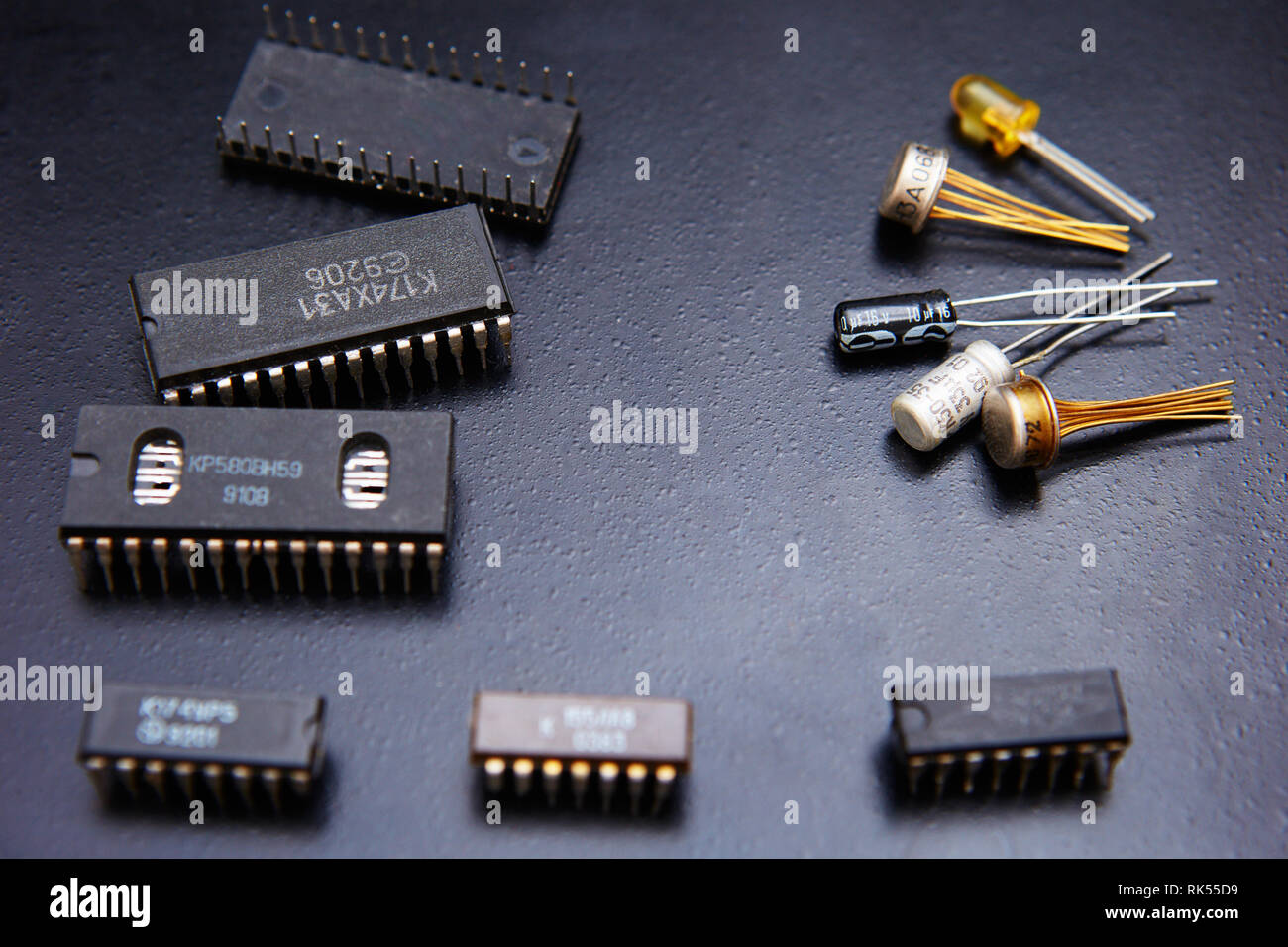 Elektronische chip und radio Komponenten auf schwarzem Hintergrund Stockfoto