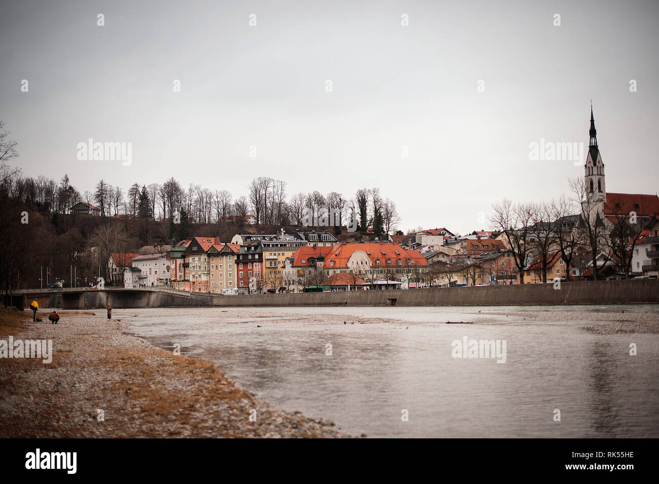 Bad Tölz, Deutschland - März 10, 2018: Blick auf Altstadt Bad Tölz und Isar in Bayern Stockfoto