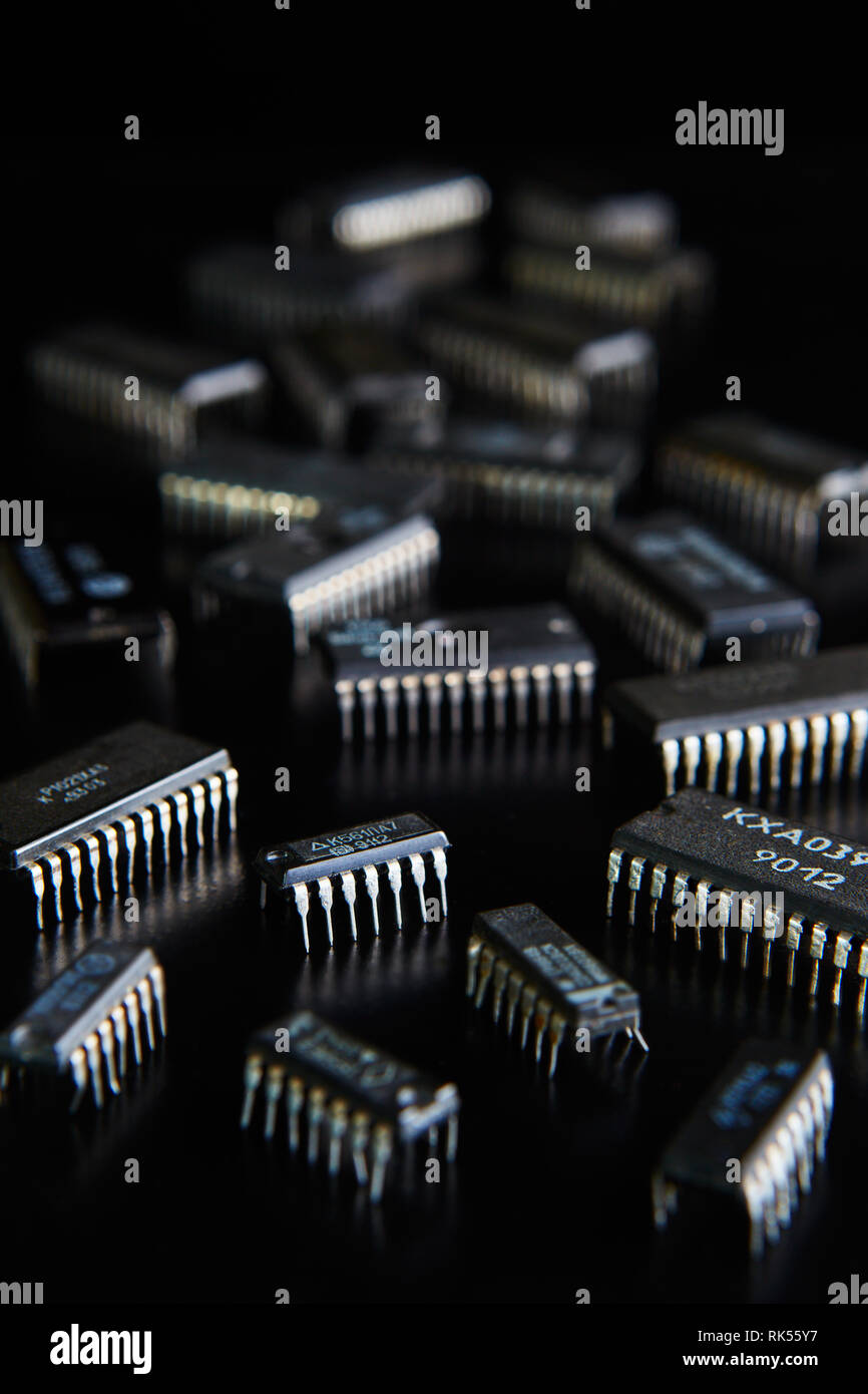 Elektronische Chip auf schwarzen Hintergrund, Stapel Stockfoto