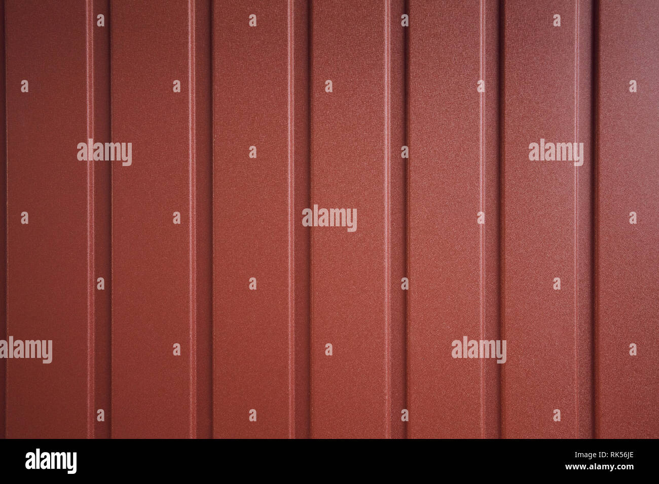 Nahtlose Behälter Muster. Aluminium Zaun. Verzinkter Stahl Wandhalter. Wellblech profiliert. Metall Nieten. Hintergrund Der rote Metall abstellgleis Stockfoto