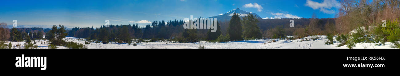 Panoramablick auf den Puy-de-Dome Vulkan und die Kampagne Snowy in der Auvergne. Eine Zeichenkette der Vulkane der Auvergne. Auf dem Weg zum Puy de Parioux, Co Stockfoto