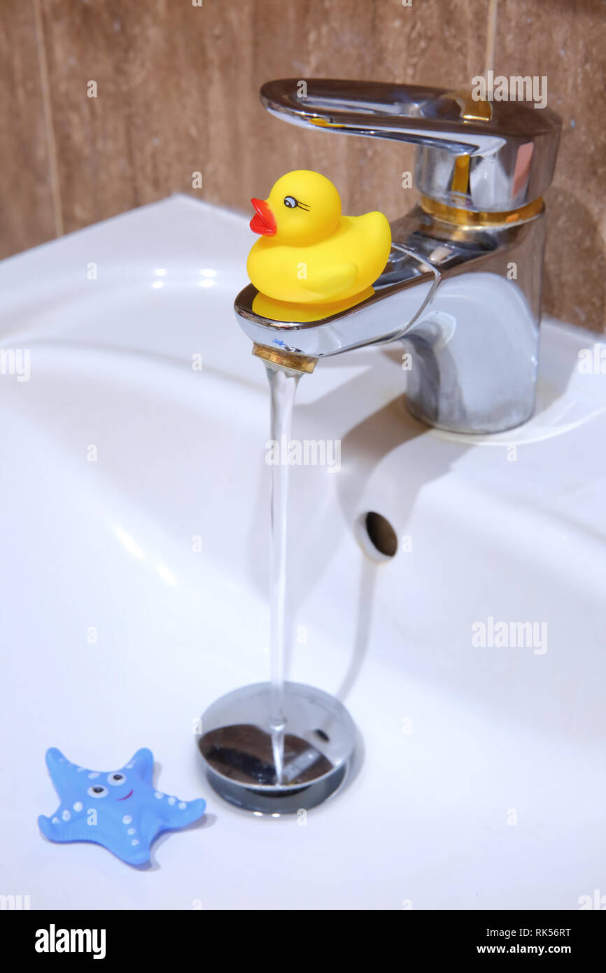 Rubber Duck als Dekoration der Bad in der Nähe von fließendem Wasser und Wasser. Stockfoto