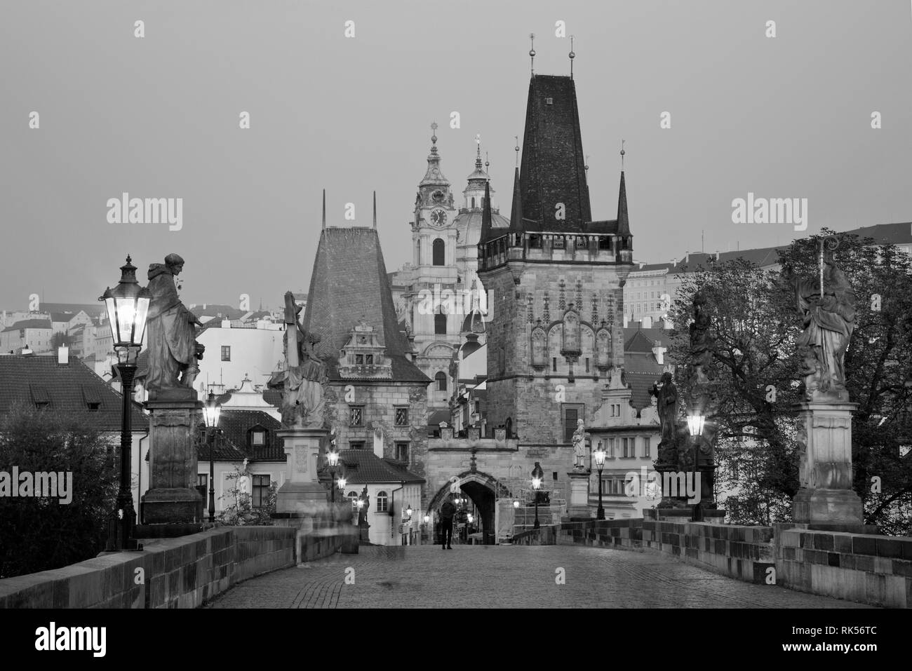 Prag - Das Schloss und Kathedrale und st. Nicholas Kirche von der Karlsbrücke in der morgendlichen Dämmerung. Stockfoto