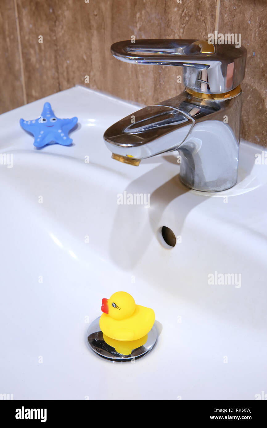 Rubber Duck als Dekoration der Bad in der Nähe von fließendem Wasser und Wasser. Stockfoto