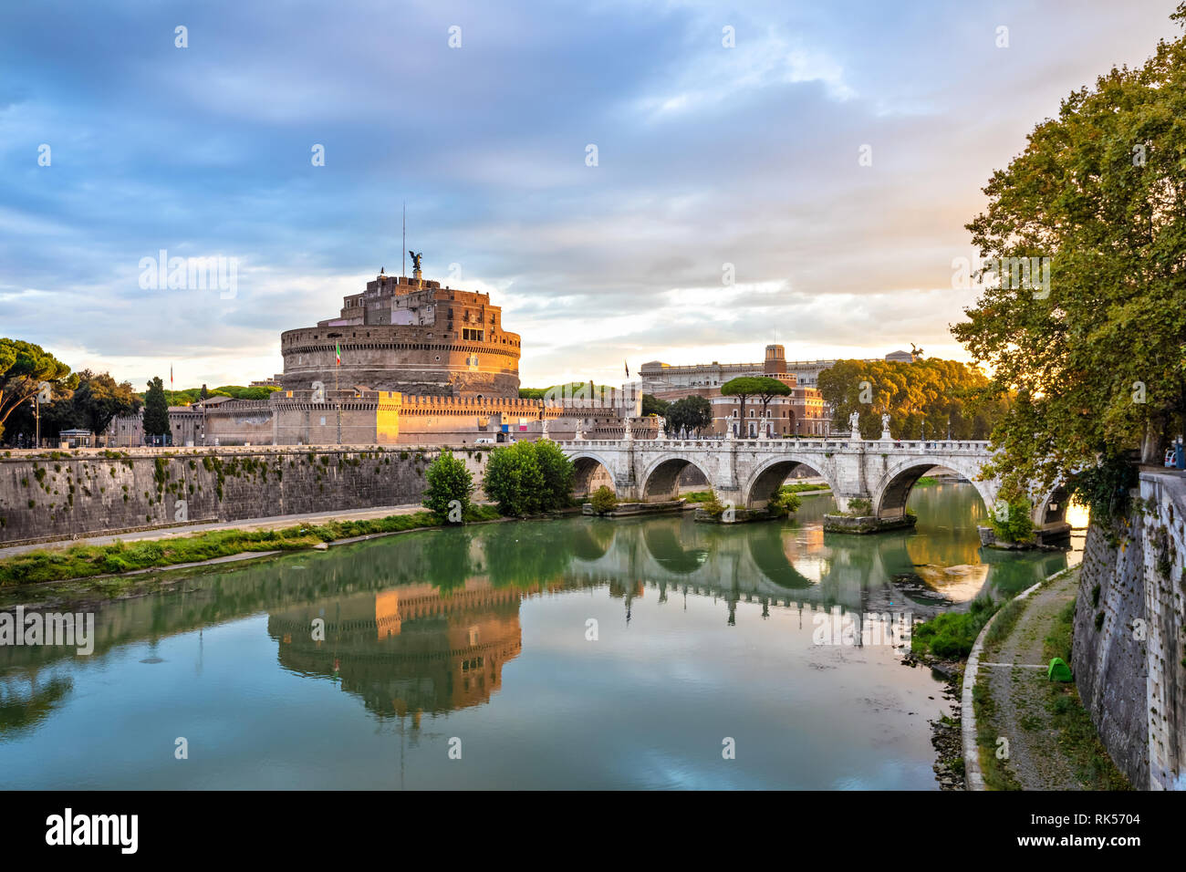 Rom, Italien. Castel Sant'Angelo und Brücke über den Tiber in den Morgen Stockfoto