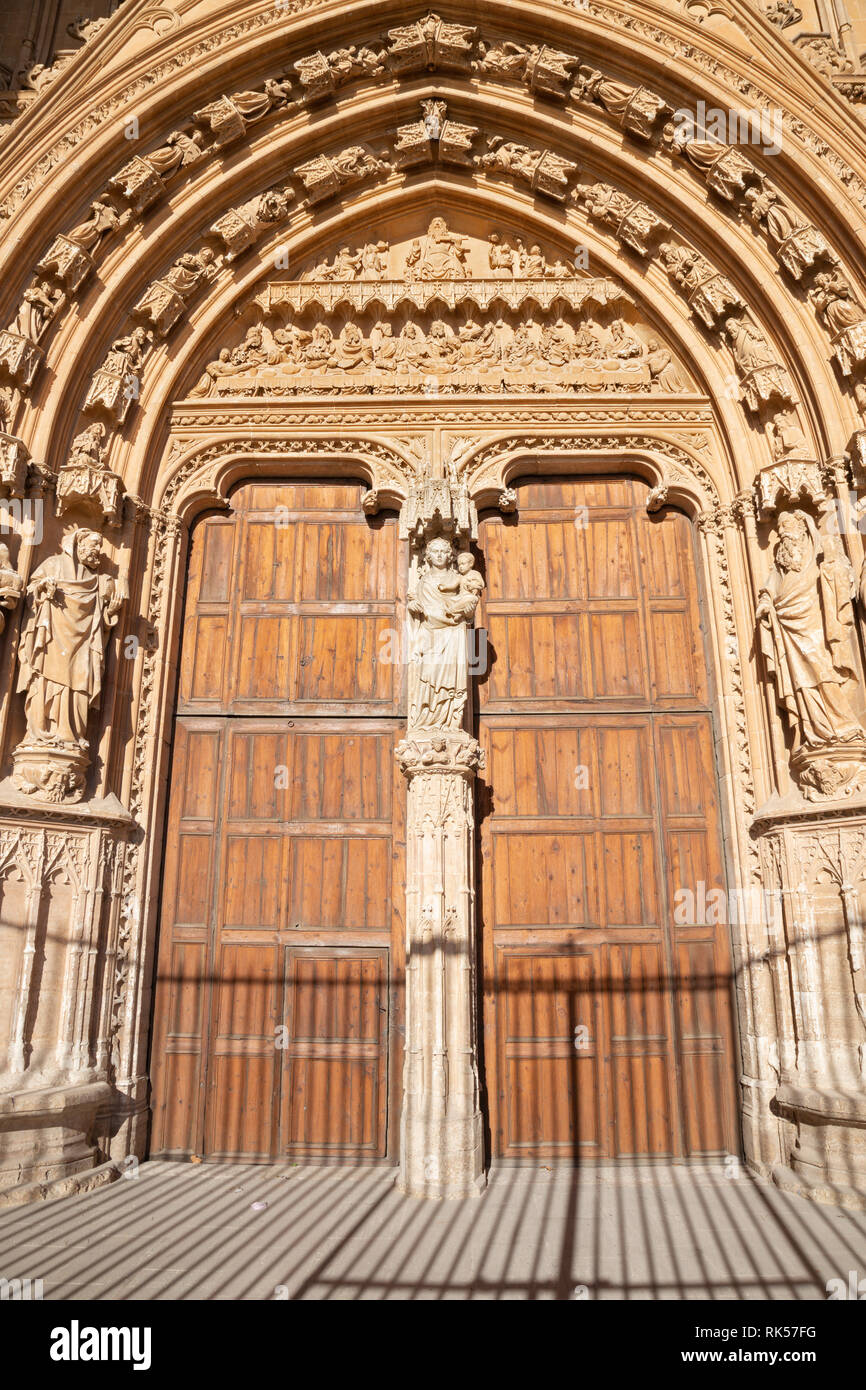PALMA DE MALLORCA, SPANIEN - Januar 30, 2019: Der süden Portal der Kathedrale La Seu mit dem Stein Relief des Letzten Abendmahls durch Meister Pere Morey und Gui Stockfoto
