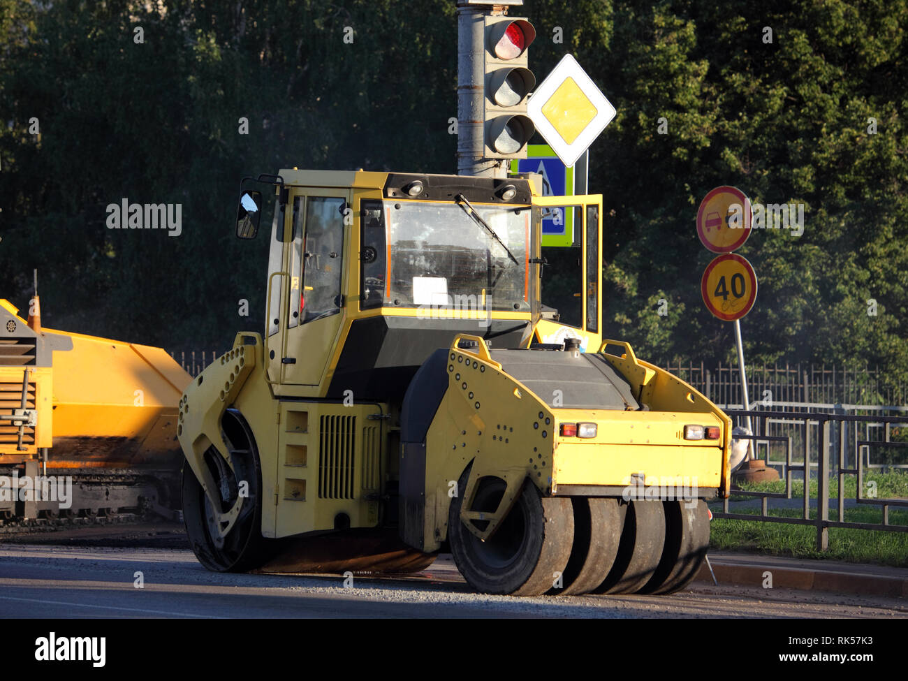 Gelbe Asphalt asphalt Walze und fertiger Maschine Reparaturen Straße Stockfoto