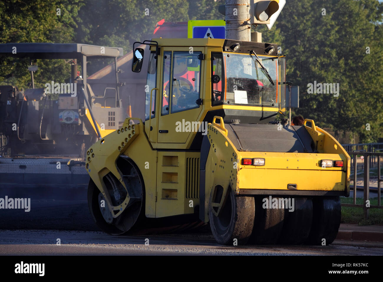 Gelbe Asphalt asphalt Walze und fertiger Maschine Reparaturen Straße Stockfoto