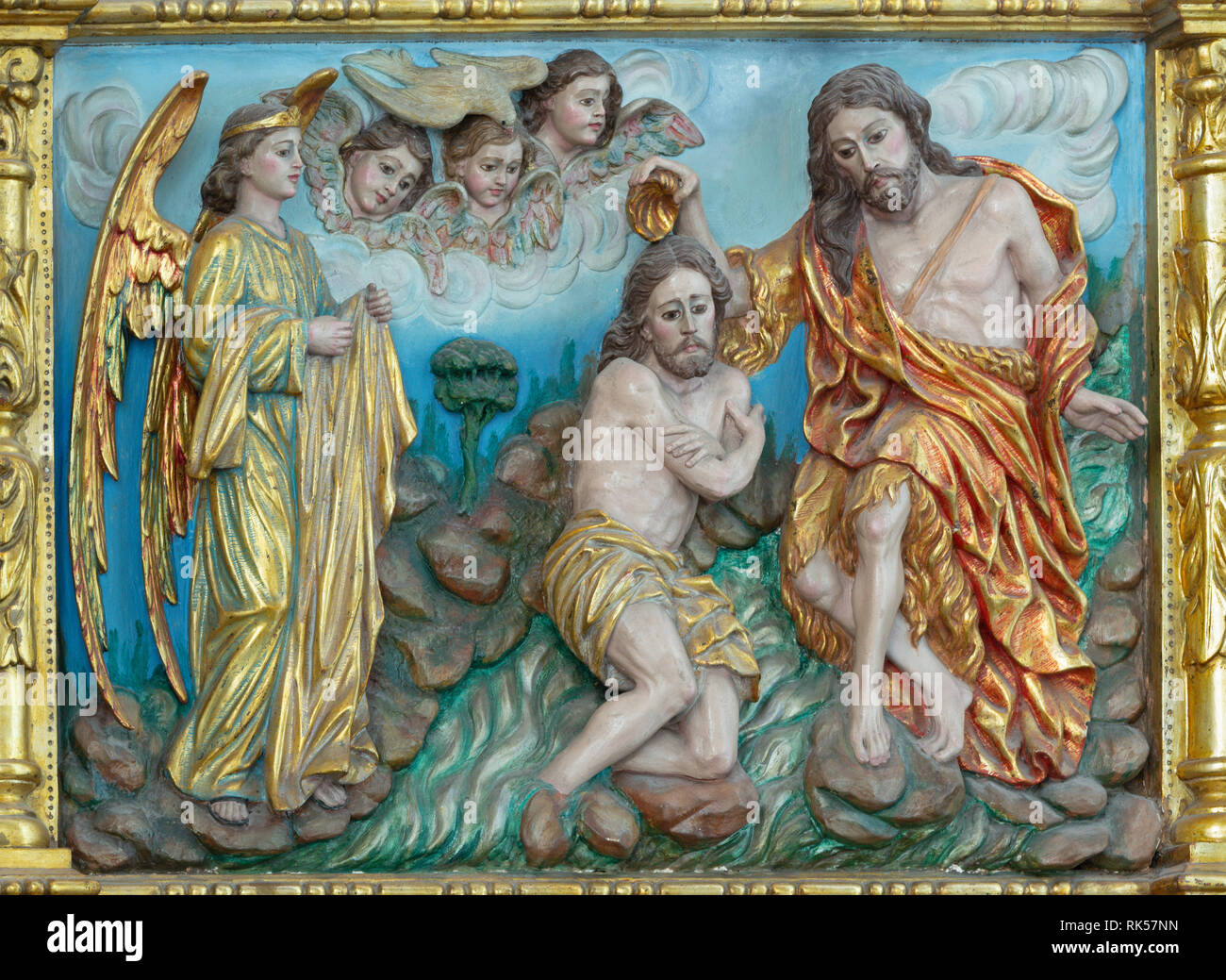 PALMA DE MALLORCA, SPANIEN - 26. Januar 2019: Die geschnitzten polychrome Relief der Taufe Christi in der Kirche Iglesia de Santa Margarita durch unbekannte Kunst Stockfoto