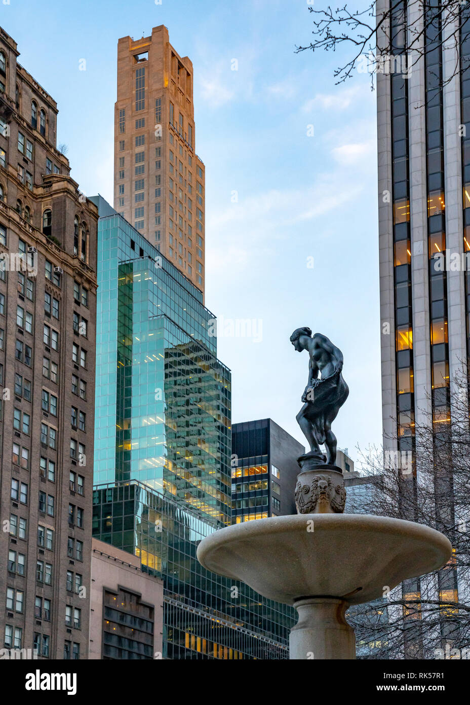 New York, USA, 5. Februar 2019. Die Pulitzer Fountain ist unter Gebäude in Manhattan's Grand Army Plaza neben New York City Central Park gesehen. Stockfoto