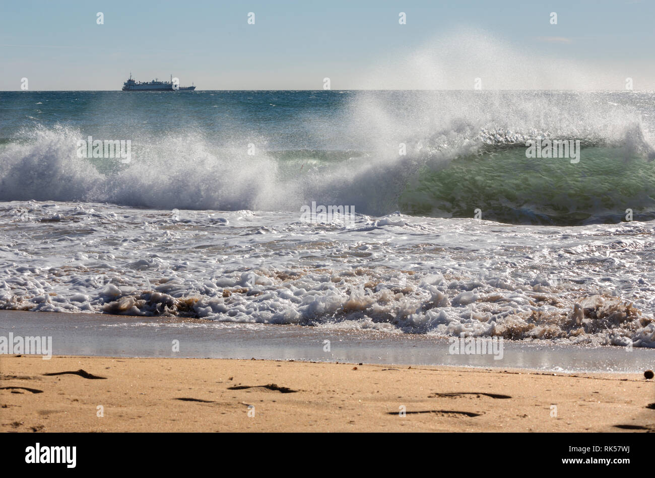 Palma de Mallorca - Die große Welle und die Ladung im Hintergrund. Stockfoto