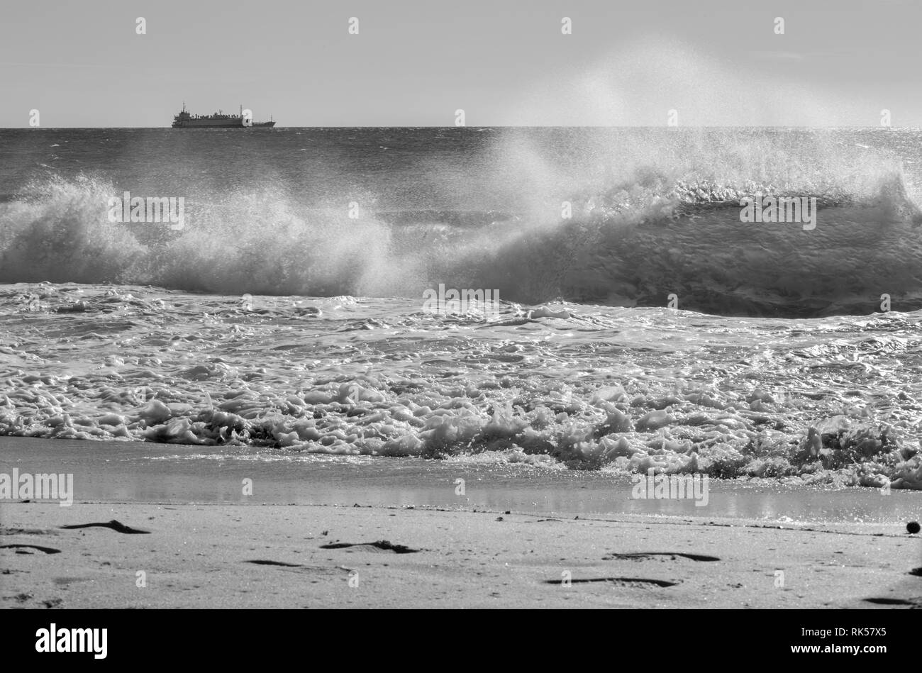 Palma de Mallorca - Die große Welle und die Ladung im Hintergrund. Stockfoto