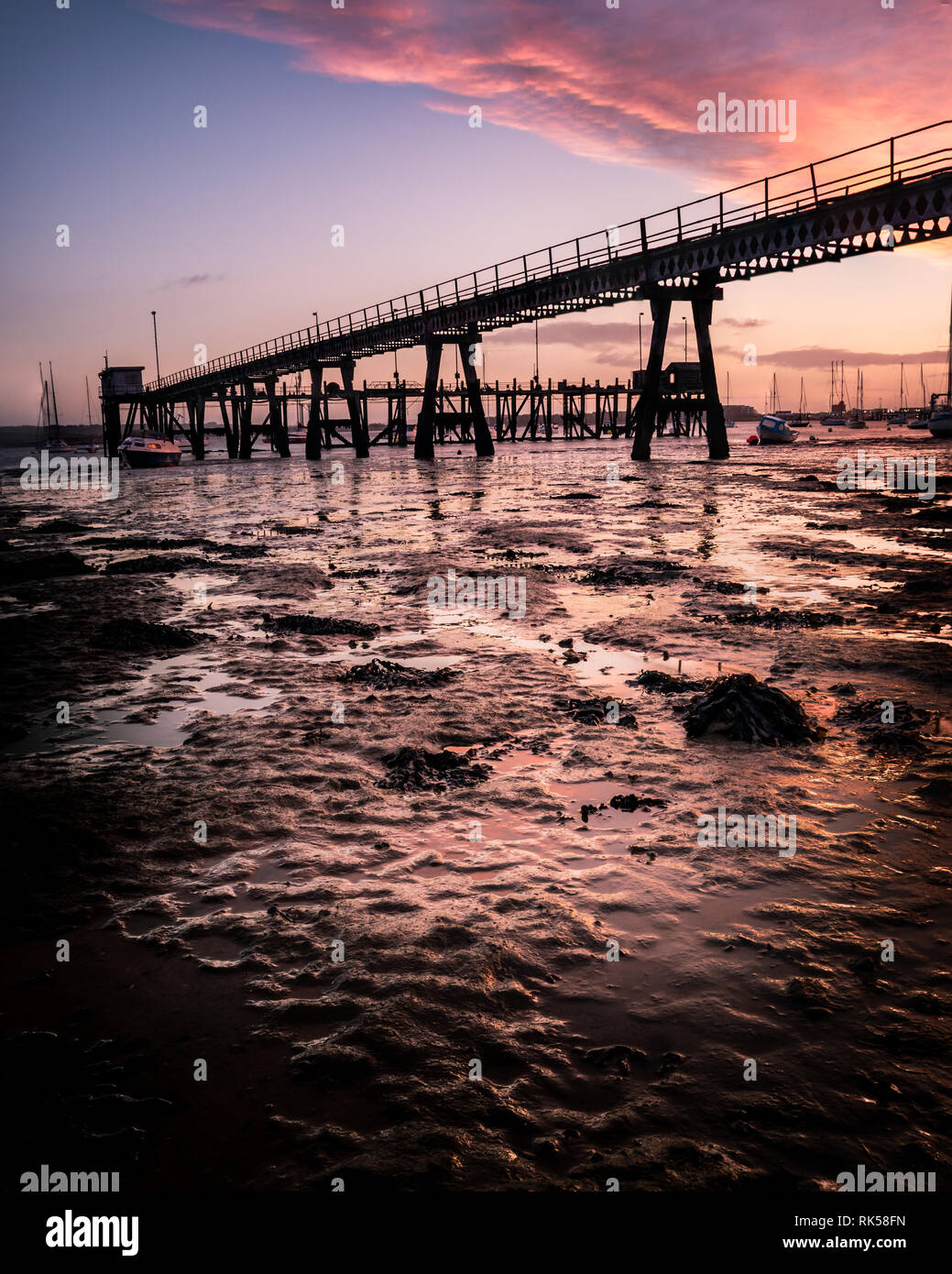 Ein Pier während der niedrigen kurz vor Sonnenaufgang Stockfoto