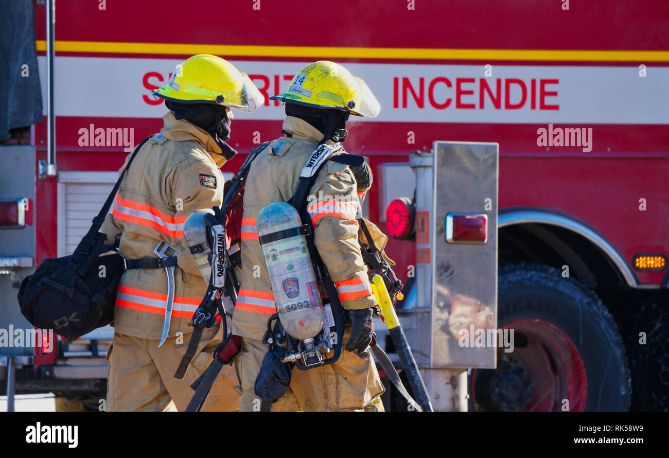 Montreal, Kanada, 9. Februar, 2019. Zwei Feuerwehrleuten walking Pass firetruck. Credit: Mario Beauregard/Alamy leben Nachrichten Stockfoto