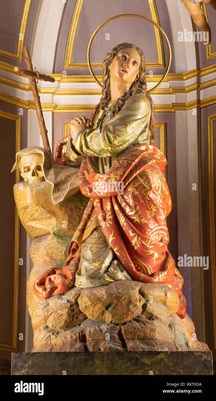 PALMA DE MALLORCA, SPANIEN - Januar 29, 2019: Die polychome geschnitzte Skulptur der Hl. Maria von Magdala in der Kirche Iglesia de Santa Maria Magdalena von Stockfoto