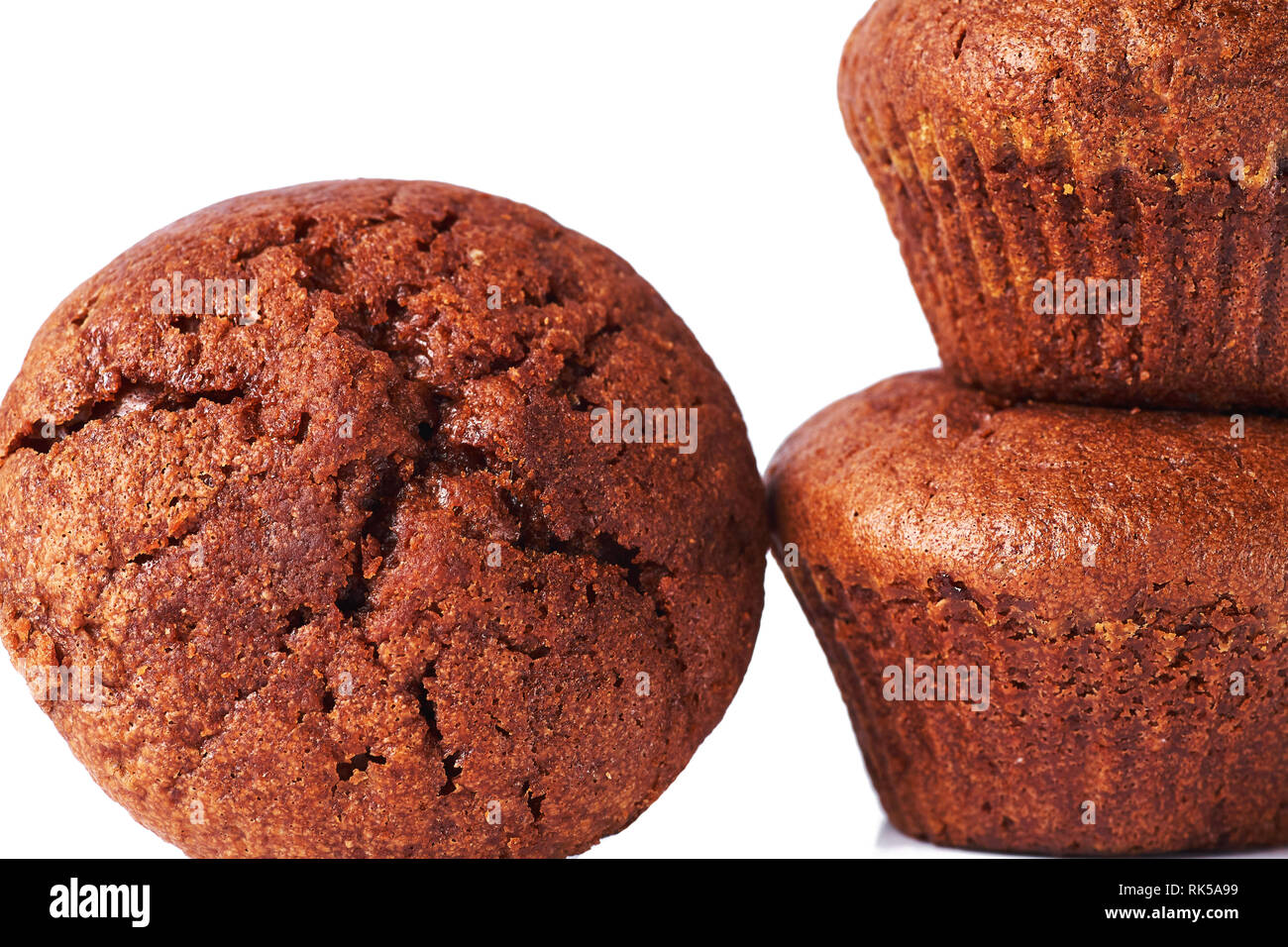 Eine chocolate Muffin mit dunklen Test auf einem weißen Hintergrund. Stockfoto