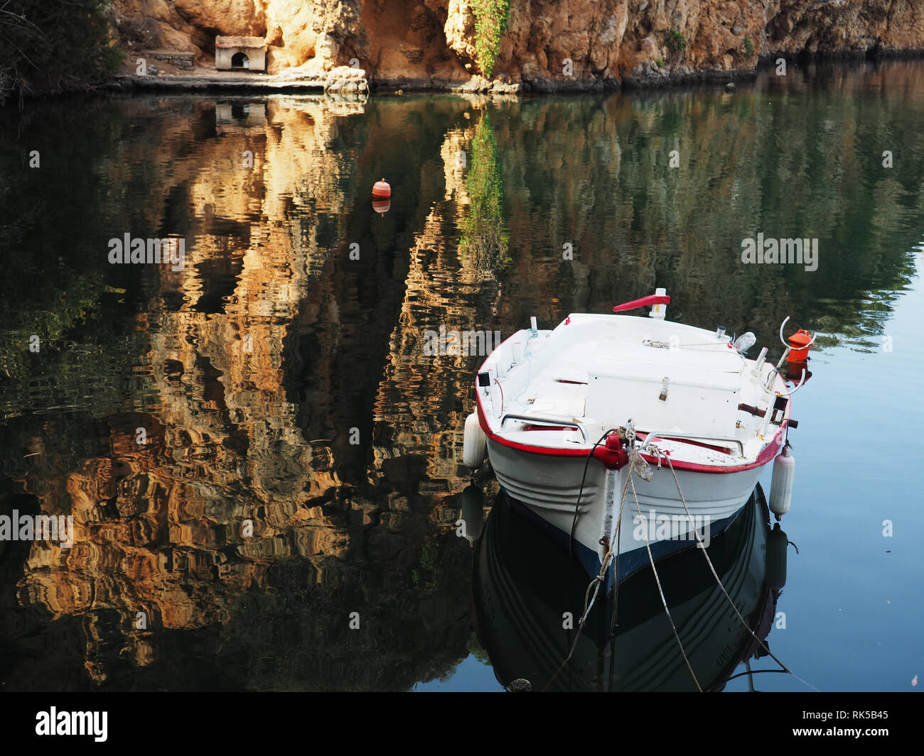 Kleine authentische Boot in der Bucht mit blauen Wasser Stockfoto