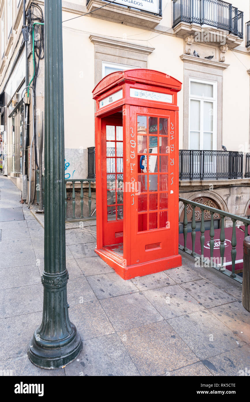 Alte rote Telefonzelle auf der Straße. Porto, Portugal Stockfoto