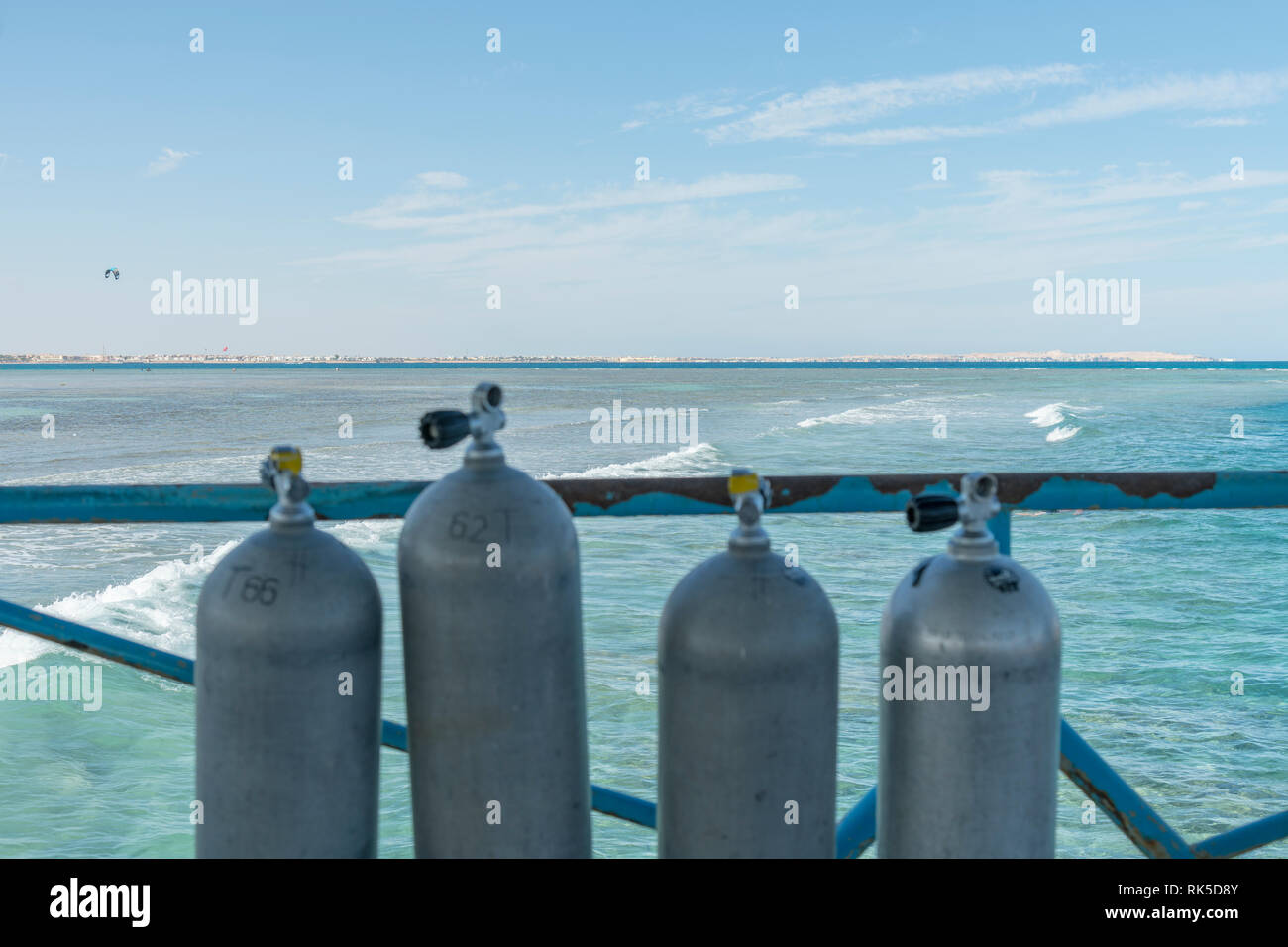 Eine Menge von Tauchflaschen. Sauerstoffflaschen outdoor. Sauerstoffflaschen für Schwimmen im Hintergrund auf das Meer Stockfoto