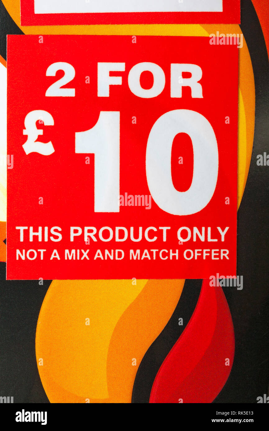 2 Für 10 £ dieses Produkt nicht nur einen Mix und Match Angebot Aufkleber auf der Packung mit Socken Stockfoto