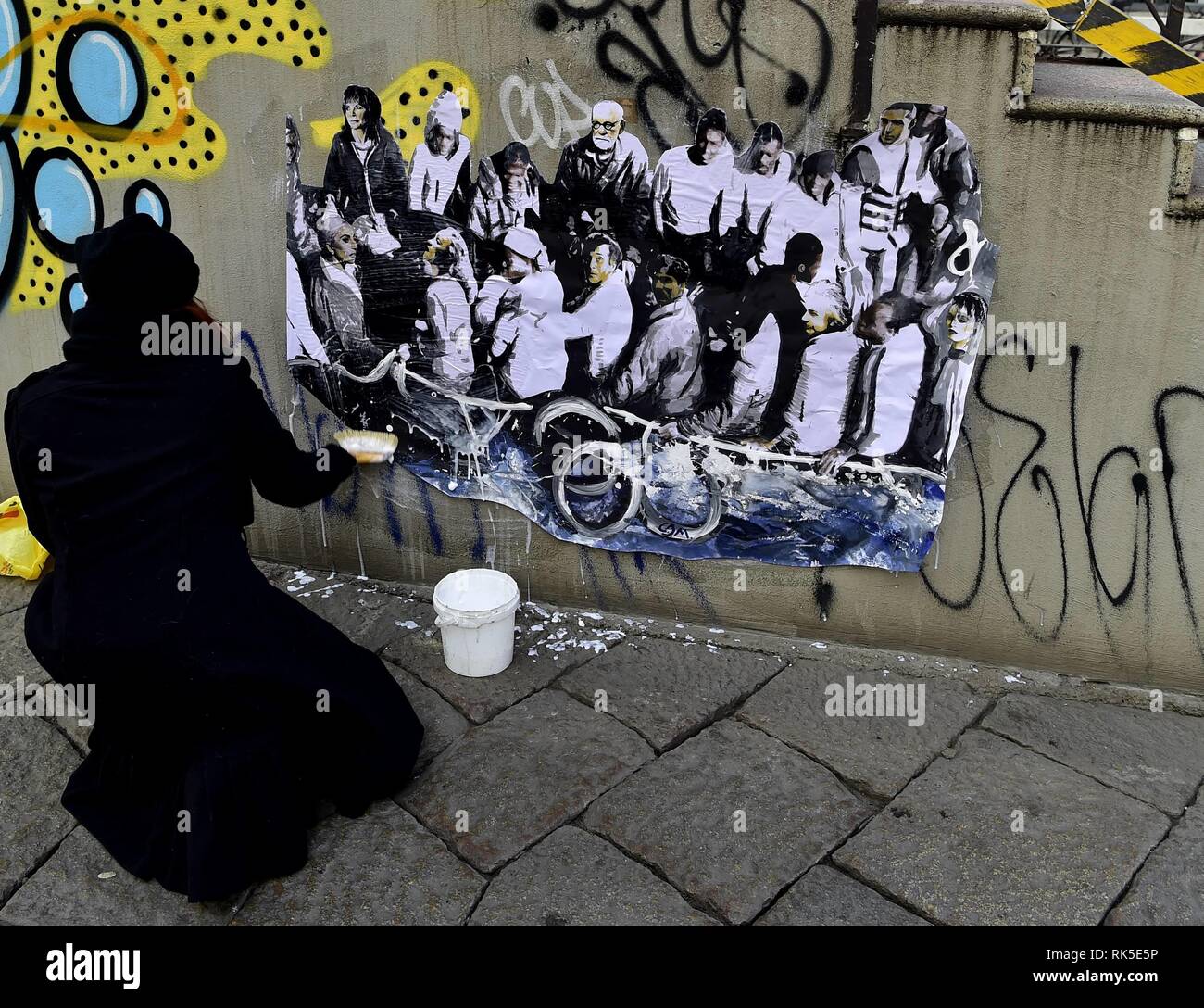 Milanese Künstlerin Cristina Donati Meyer's neues Werk "Clandestini" auf dem Naviglio Grande in Mailand, Italien. Die Arbeit zeigt die Migranten auf einem Boot mit Sigmund Freud, Isabel Allende, Madonna, Marc Chagall, Charlie Chaplin, Albert Einstein, Rudolph Valentino, und Lady Gaga. Mit: Atmosphäre, wo: Mailand, Italien Wann: 08 Jan 2019 Credit: IPA/WENN.com ** Nur für die Veröffentlichung in Großbritannien, den USA, Deutschland, Österreich, Schweiz ** verfügbar Stockfoto