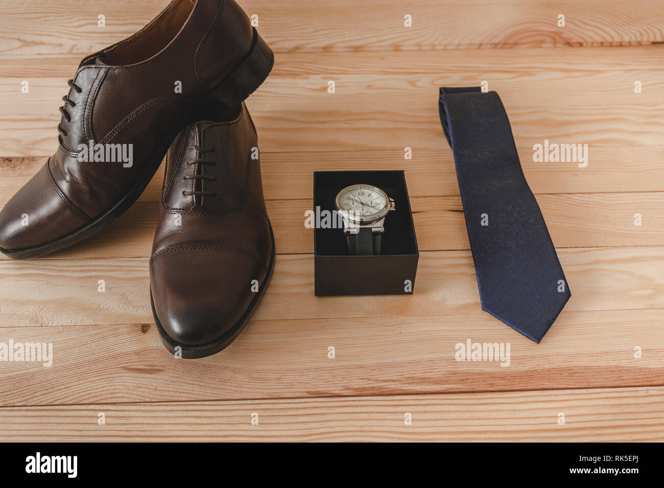 Schuhe, Krawatten und Accessoires elegant zu kleiden Stockfoto