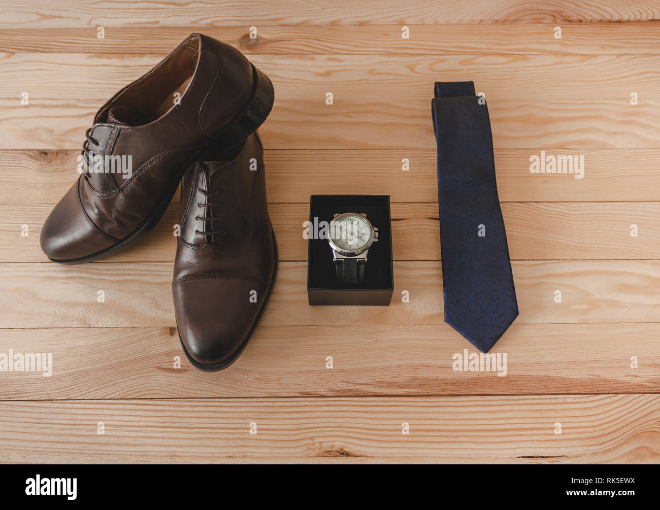 Schuhe, Krawatten und Accessoires elegant zu kleiden Stockfoto