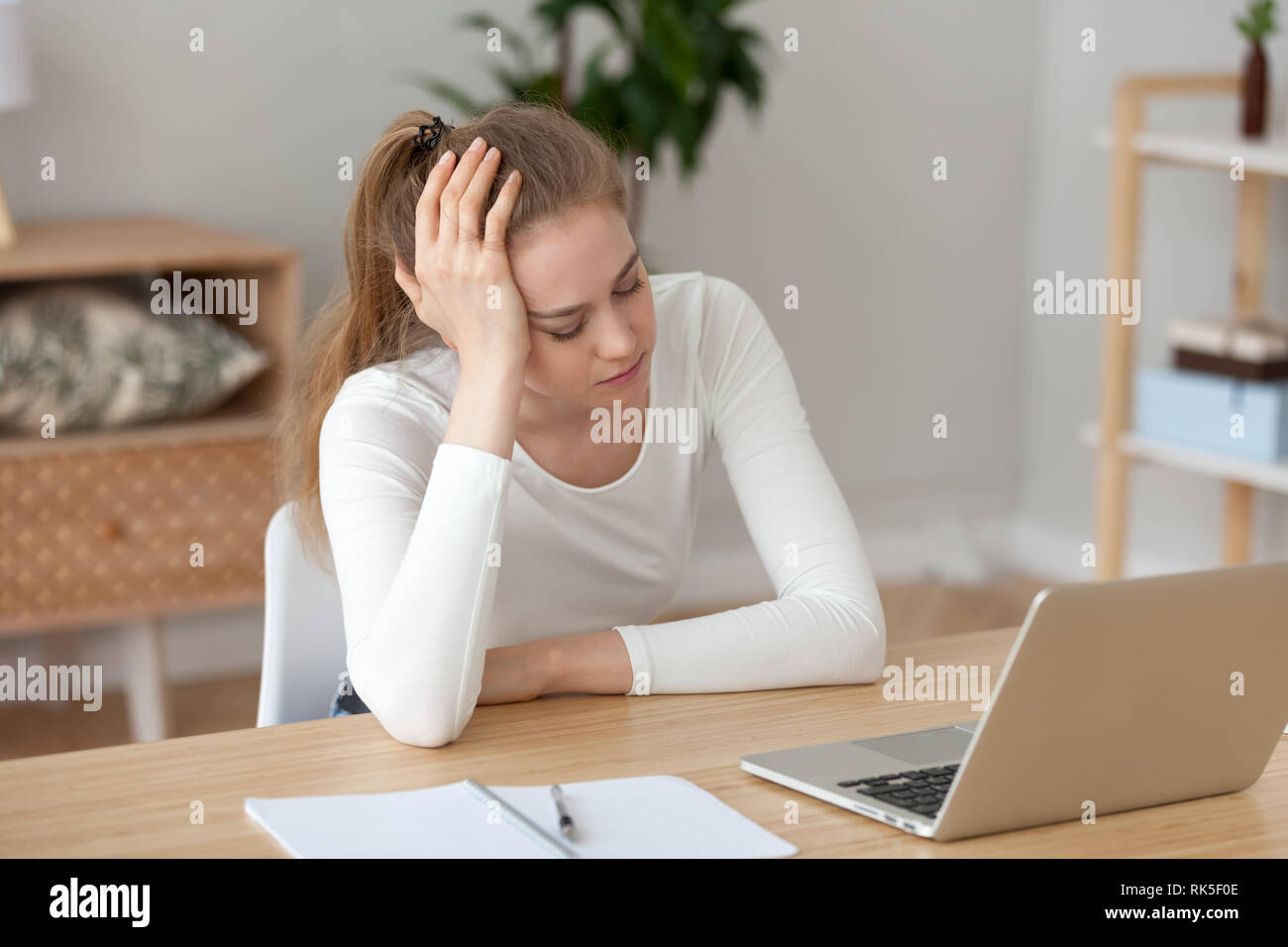 Müde oder tausendjährigen Studentin desinteressiert im monotonen Studie langweilen Stockfoto