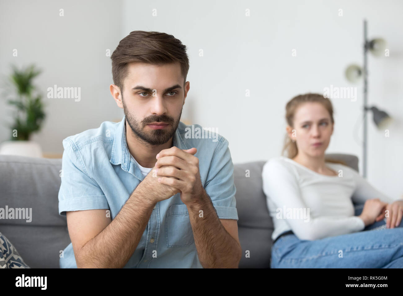 Hartnäckige verärgerten Mann vermeiden Frau müde von Familie kämpft Stockfoto