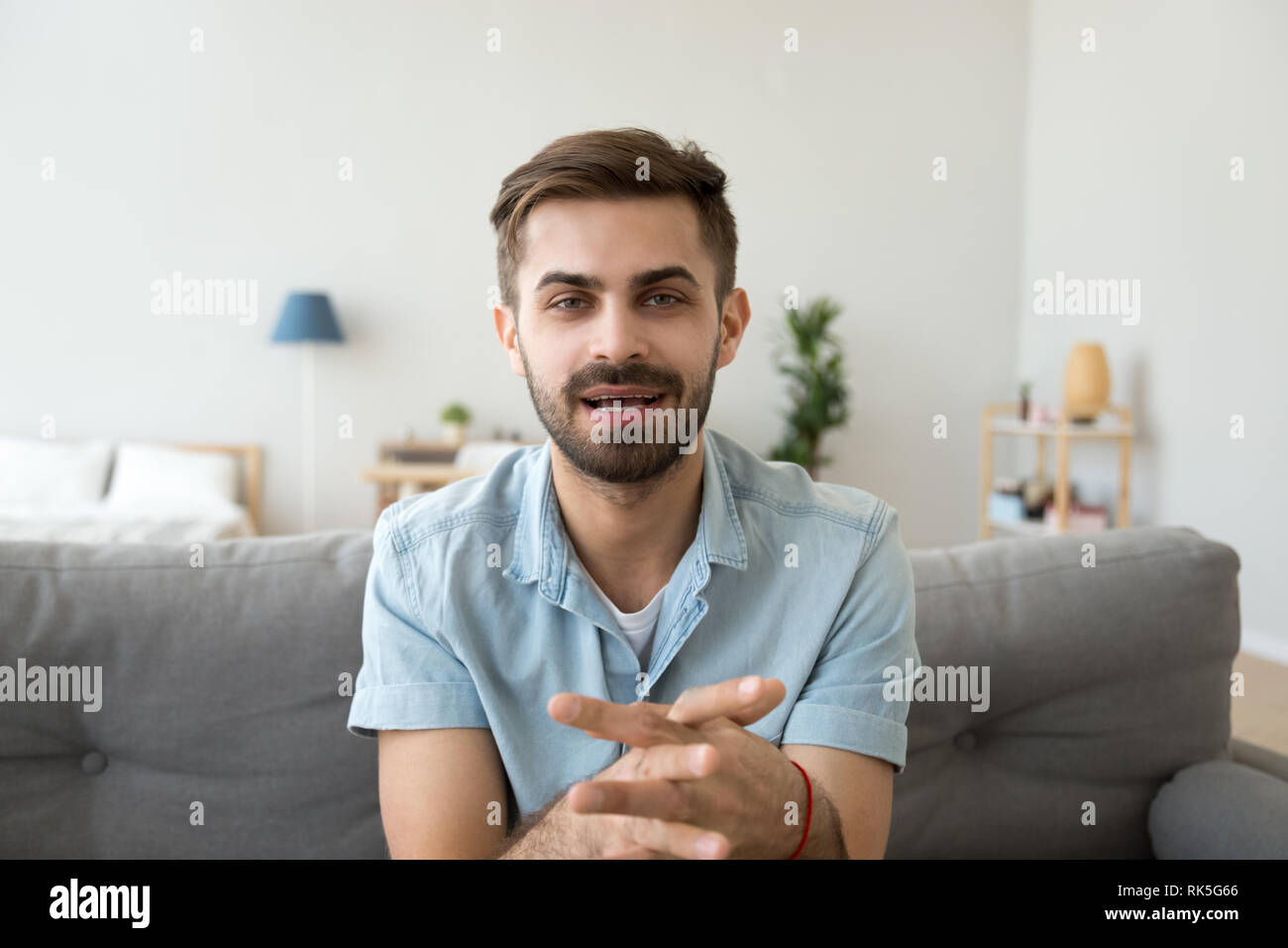 Jungen Kerl sprechen Aufnahme vlog zu Hause mit Blick auf die Kamera Stockfoto
