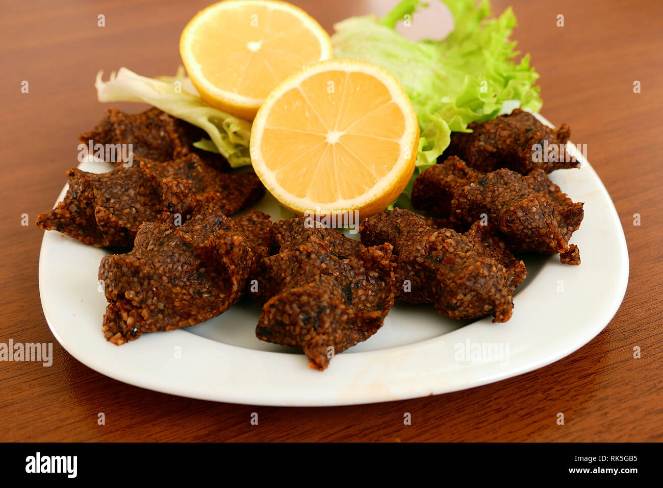 Rohe Frikadellen mit Nüssen, spezifische würzige raw Türkei Frikadellen, (çig köfte) Stockfoto