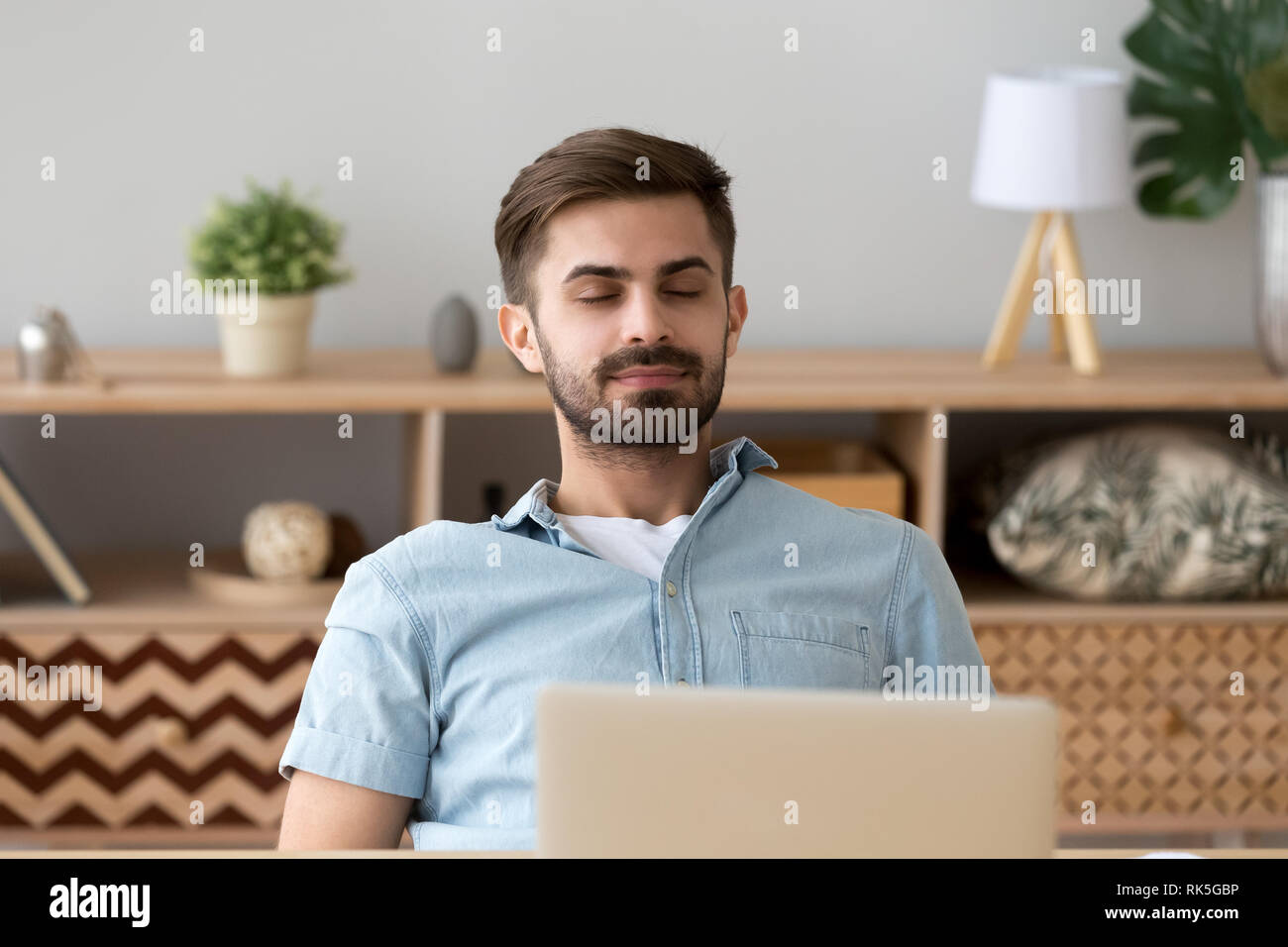 Gerne entspannt junger Mann rast mit geschlossenen Augen Atemluft Stockfoto