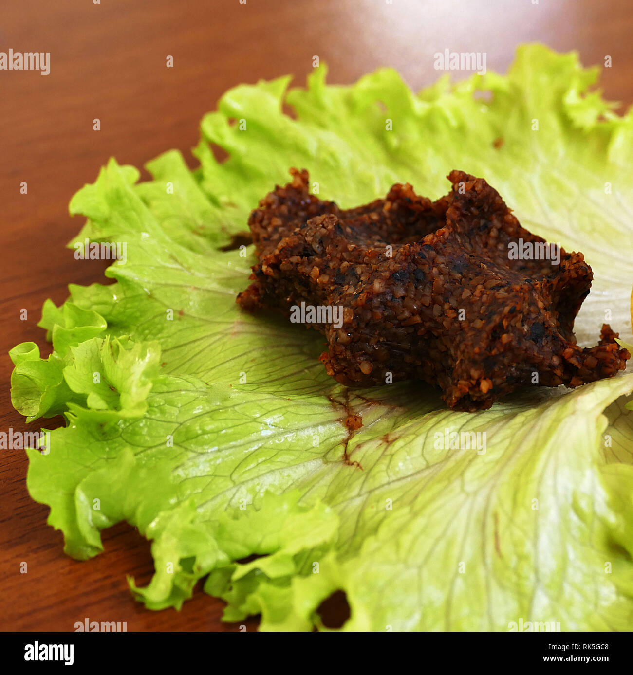 Rohe Frikadellen mit Nüssen, spezifische würzige raw Türkei Frikadellen, (çig köfte) Stockfoto